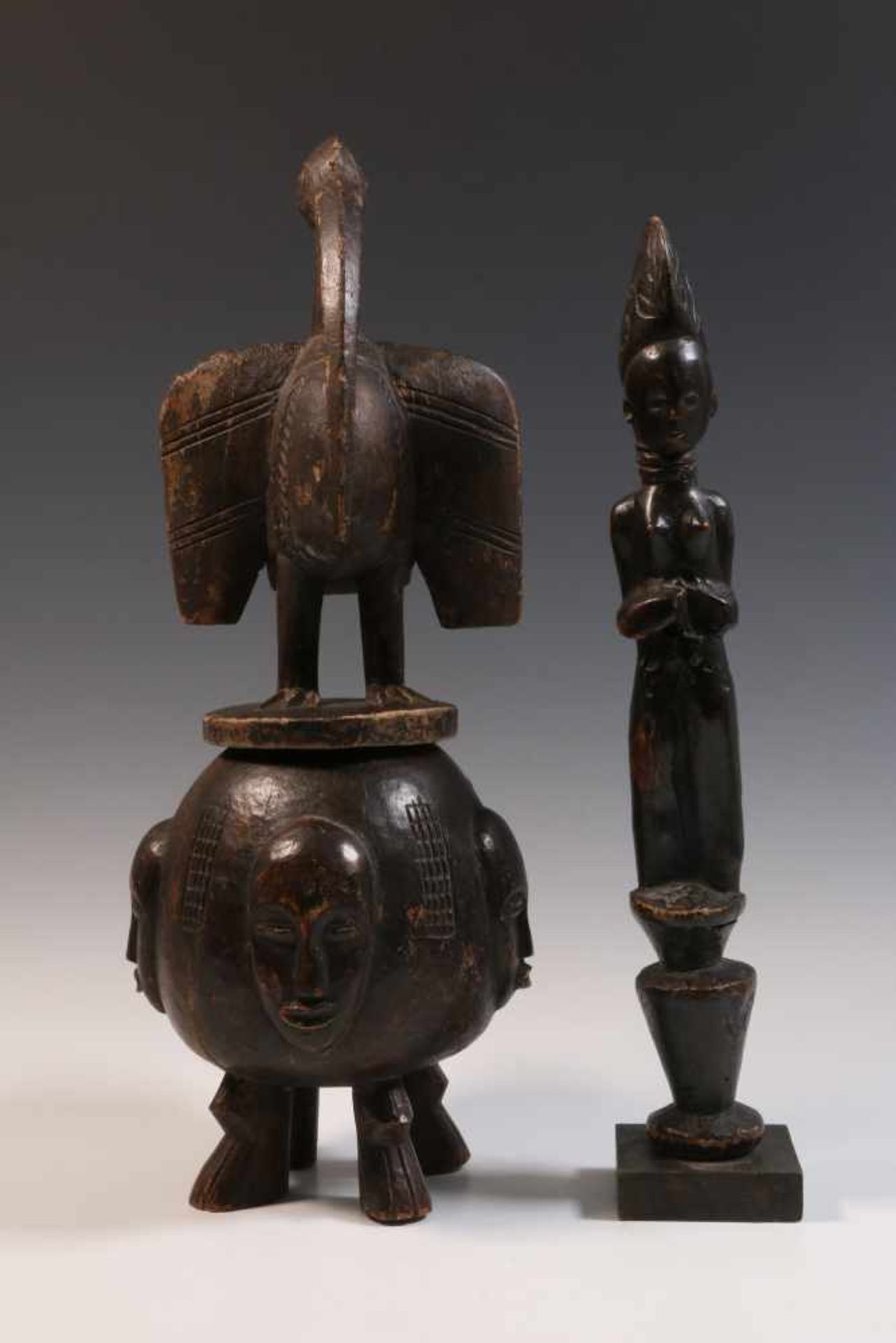 West Afrika, houten dekseldoos en staand vrouwfiguurmet zwart patina, h. 48 en 41 cm. [1]80
