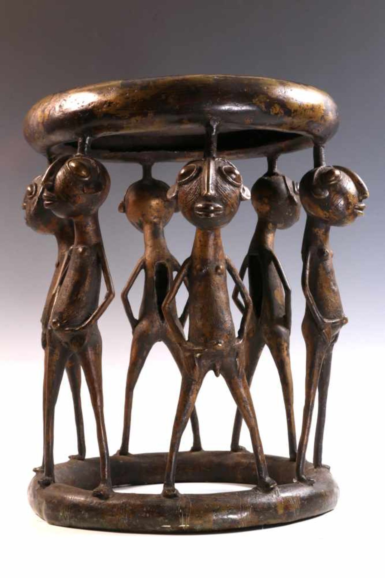 West Afrika, bronzen zetelgedragen door zes staande antropmorfe figuren., h. 39 and d. 30 cm. [1] - Bild 2 aus 2