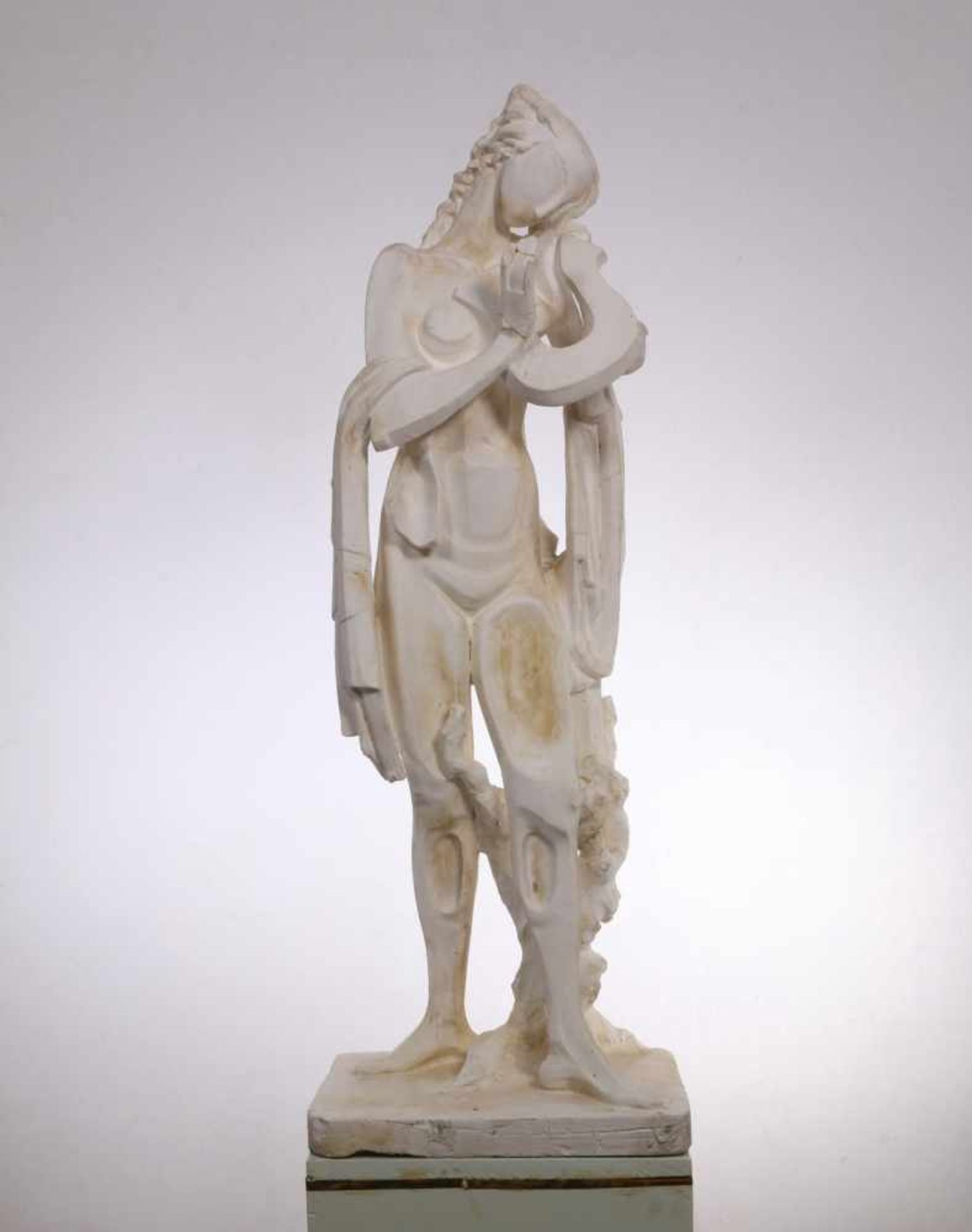 Gipsen abstract sculptuur op wit gelakt houten sokkel., h. 102 beeld, sokkel h. 67 cm. [2]400
