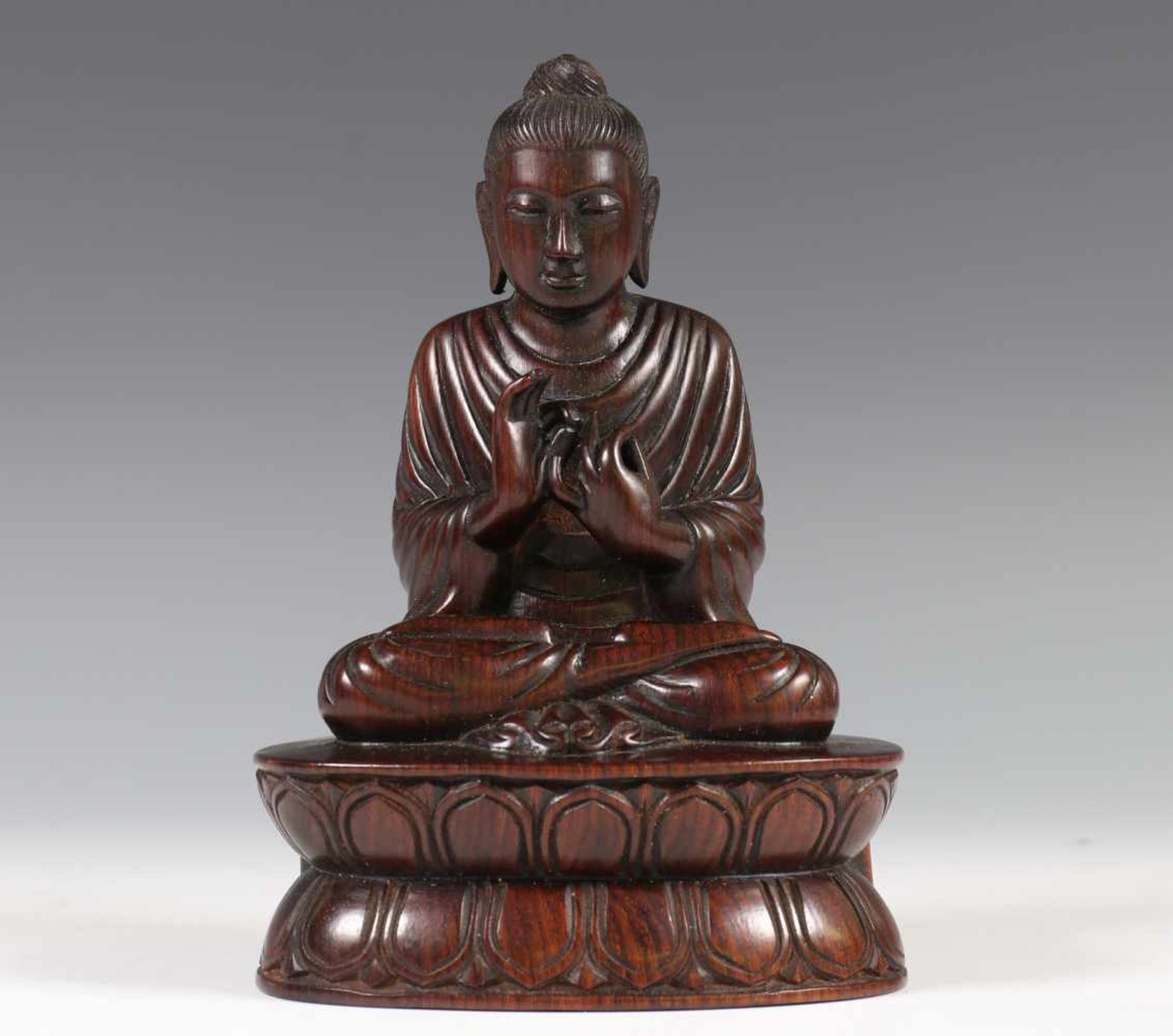 Japan, hardhouten Boeddha, modern,gezeten in lotushouding op een lotustroon, zijn handen in