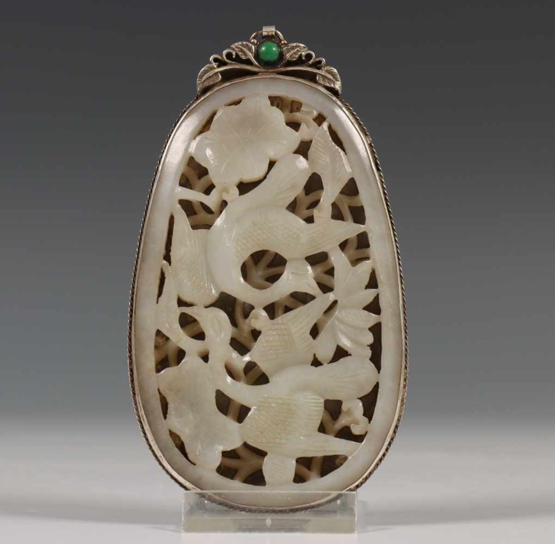 China, wit jadeit ajour pendantin zilveren montering, gekeurd, 12 x 6,5 cm. [1]300
