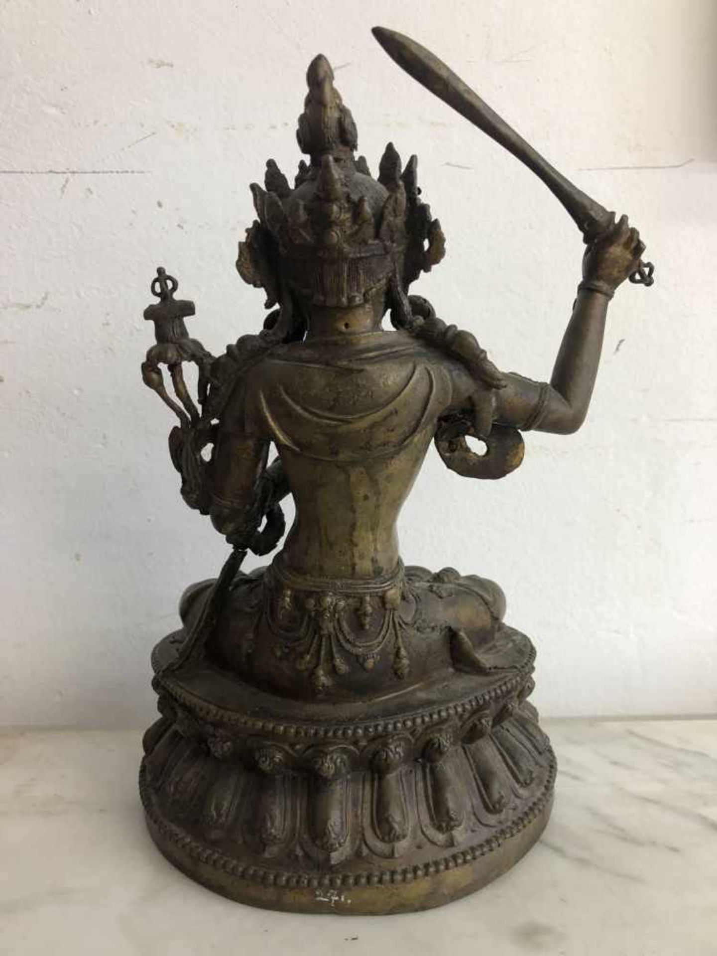 Tibet, bronzen sculptuur van Manjushri, ca. 1900,met zwaard, lotusbloem en uitgedost met juwelen.