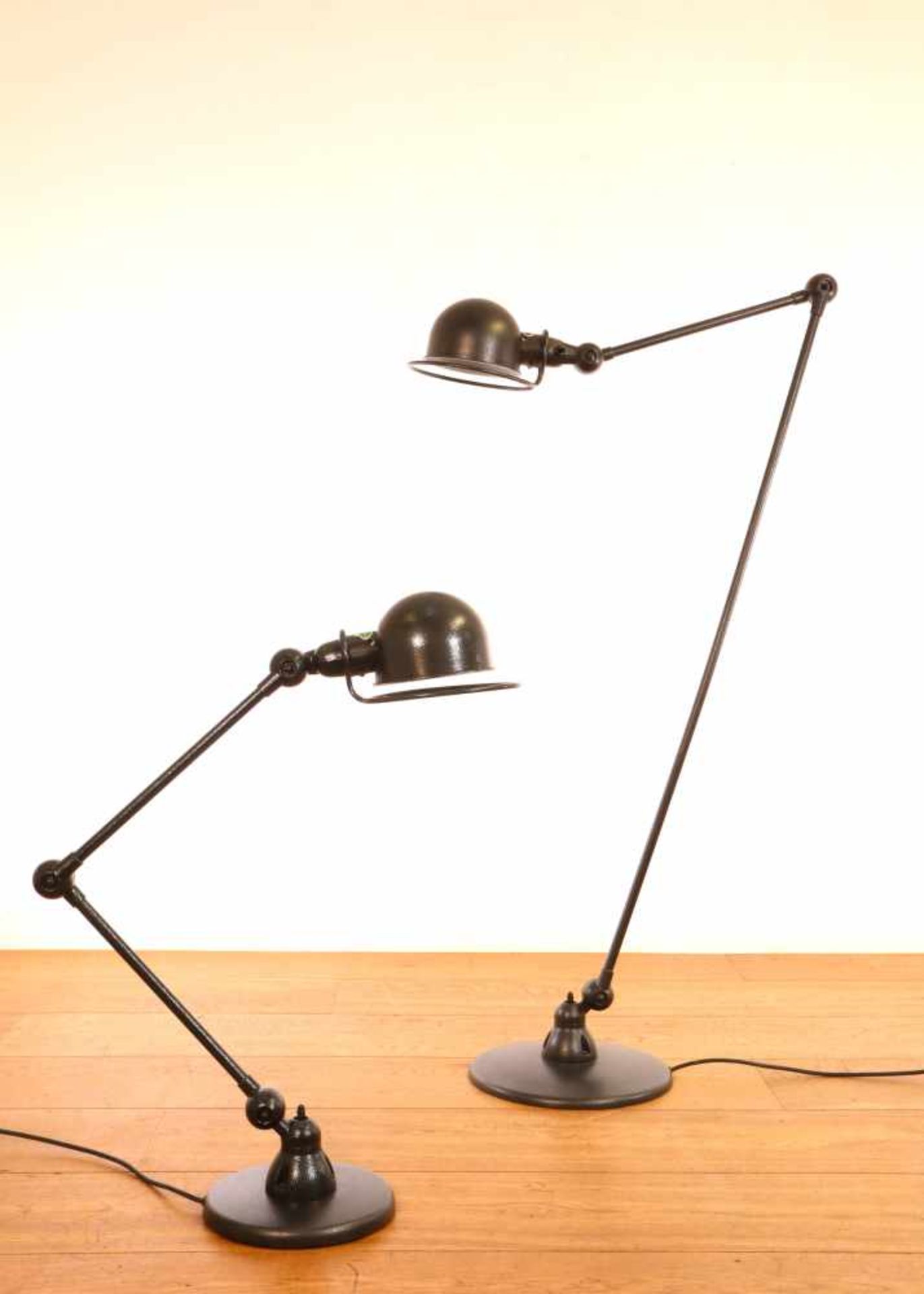 Jieldé, Frankrijk, twee zwart gelakt stalen staande lampen, Loft-serie, h. 180 cm; h. 100 cm [2]600