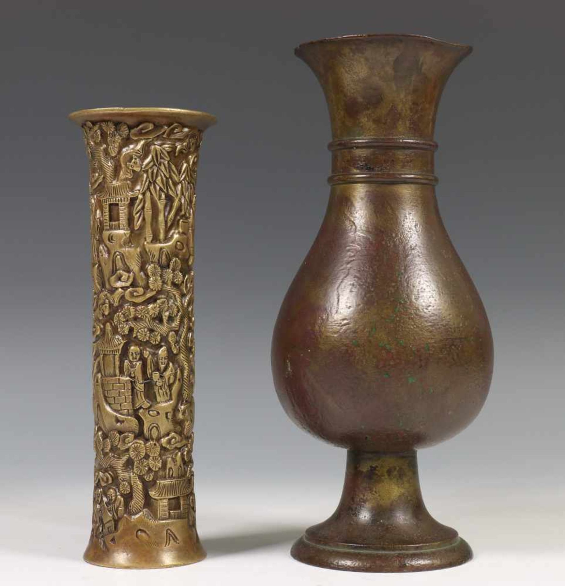 China, twee bronzen vazen, Ming-Qing dynastie,een cilindervormige vaas gemodelleerd met figuren in - Bild 2 aus 4