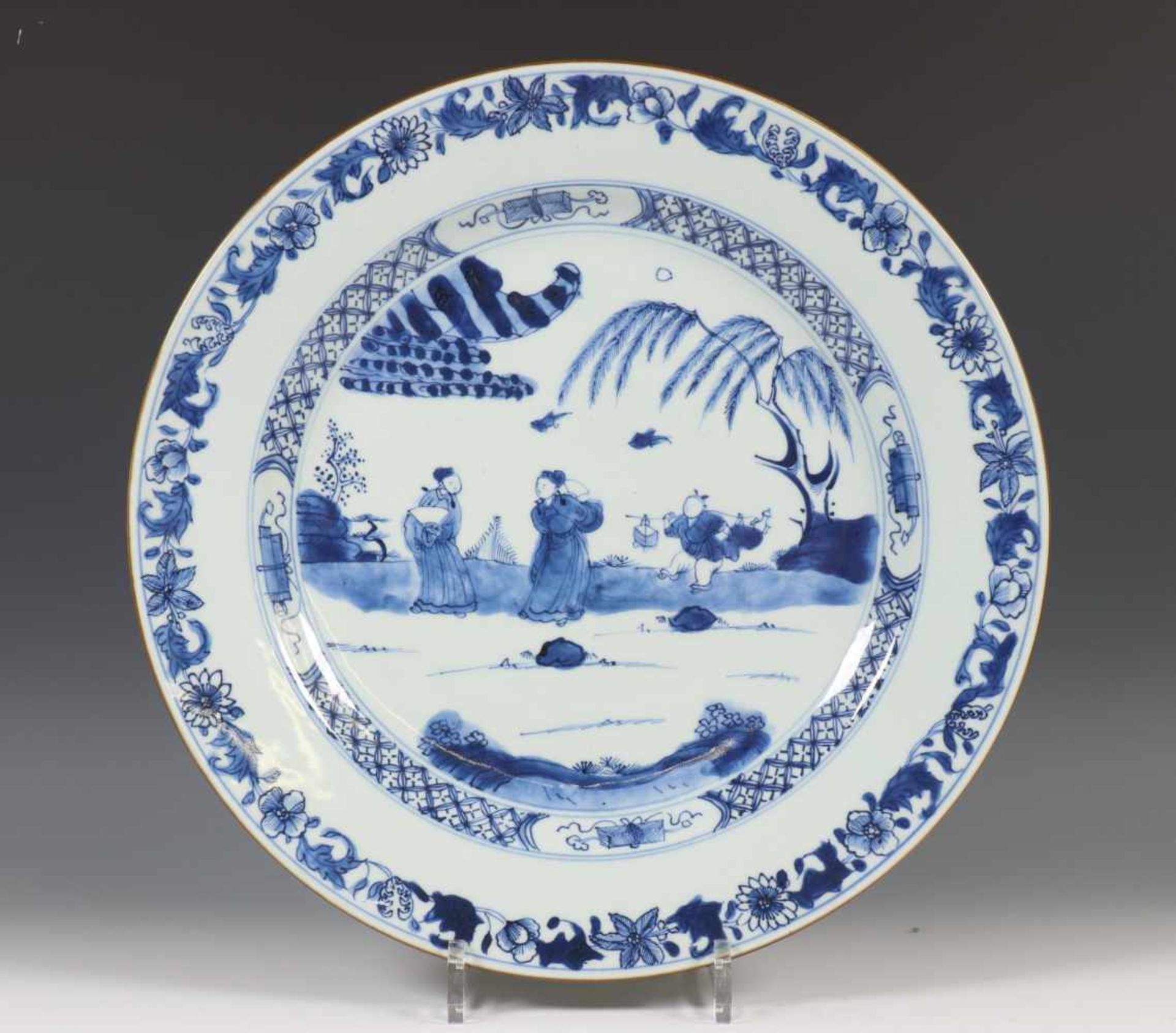 China, blauw-wit porseleinen schotel, Qianlong,gedecoreerd met elegante dames en een jongen in een