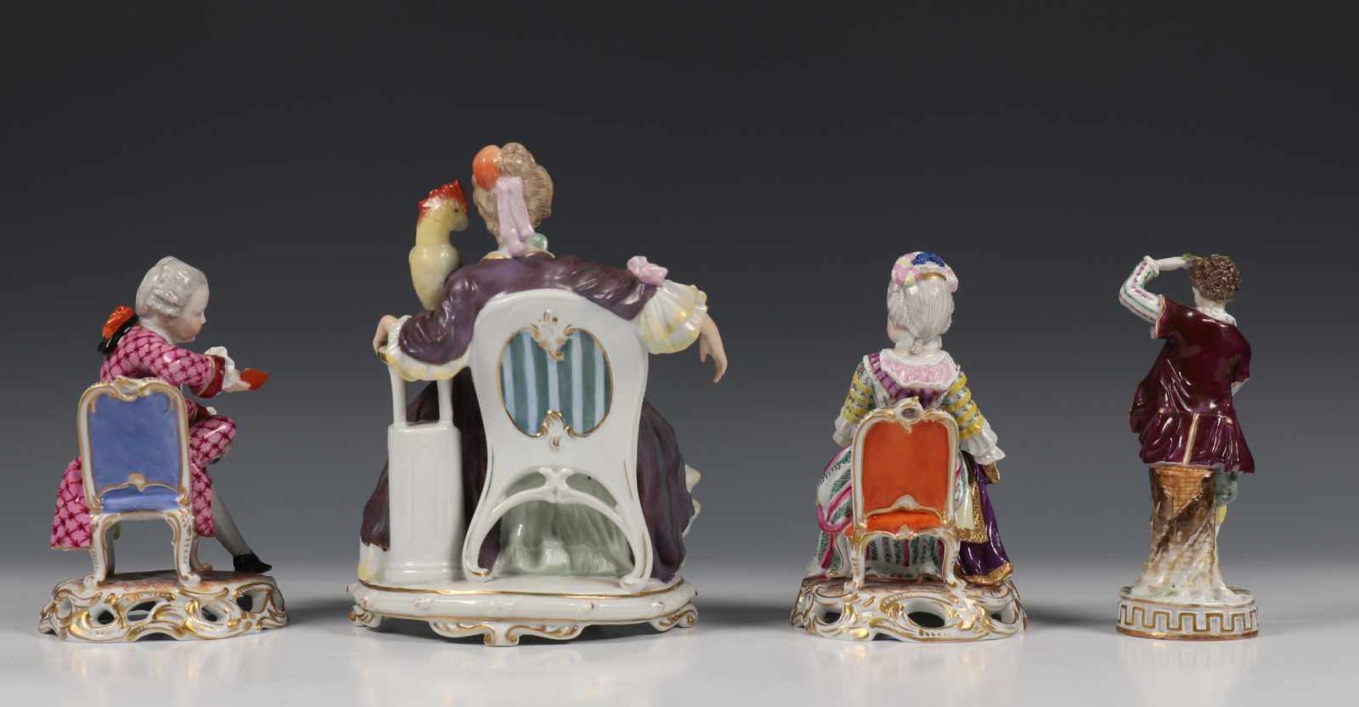 Thüringen, vier porseleinen groepen, begin 20e eeuwFiguren op stoel in 18e eeuwse kledij, h. 14-19 - Bild 2 aus 3