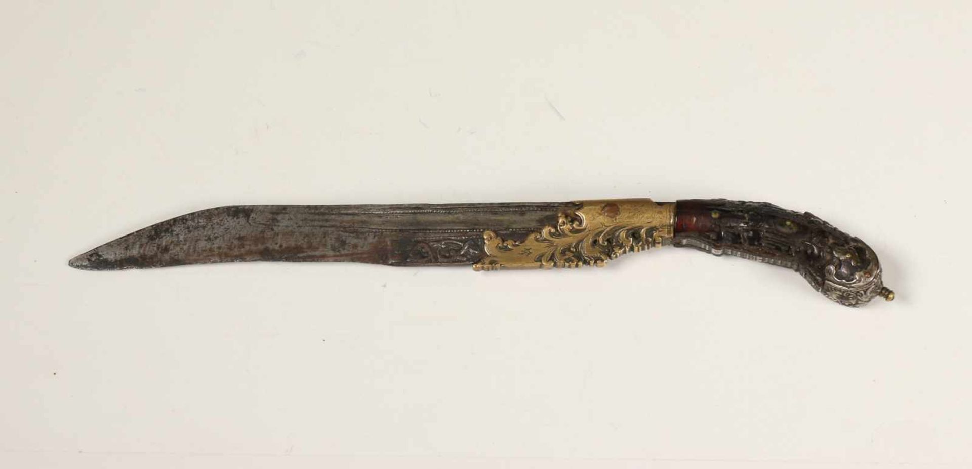 Indonesia, Sumatra, royal dagger, ca. 1900,with finely carved horn handle and details in silver. The - Bild 3 aus 4