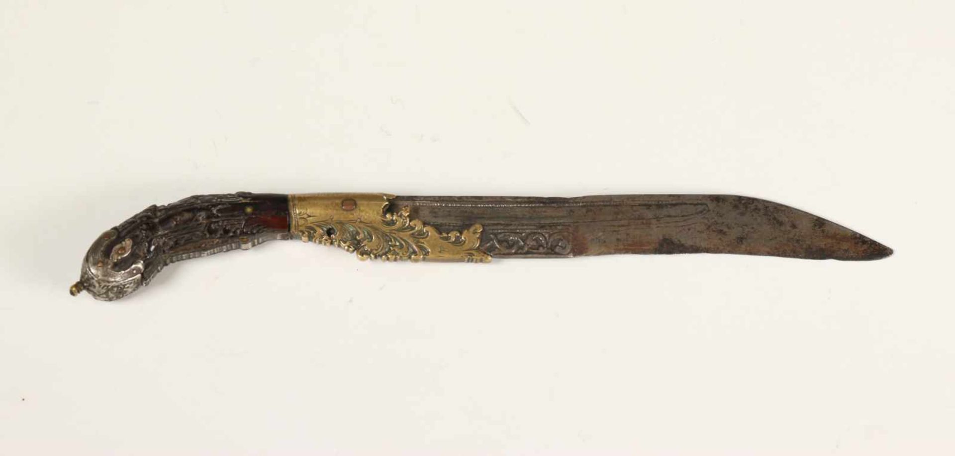 Indonesia, Sumatra, royal dagger, ca. 1900,with finely carved horn handle and details in silver. The - Bild 4 aus 4