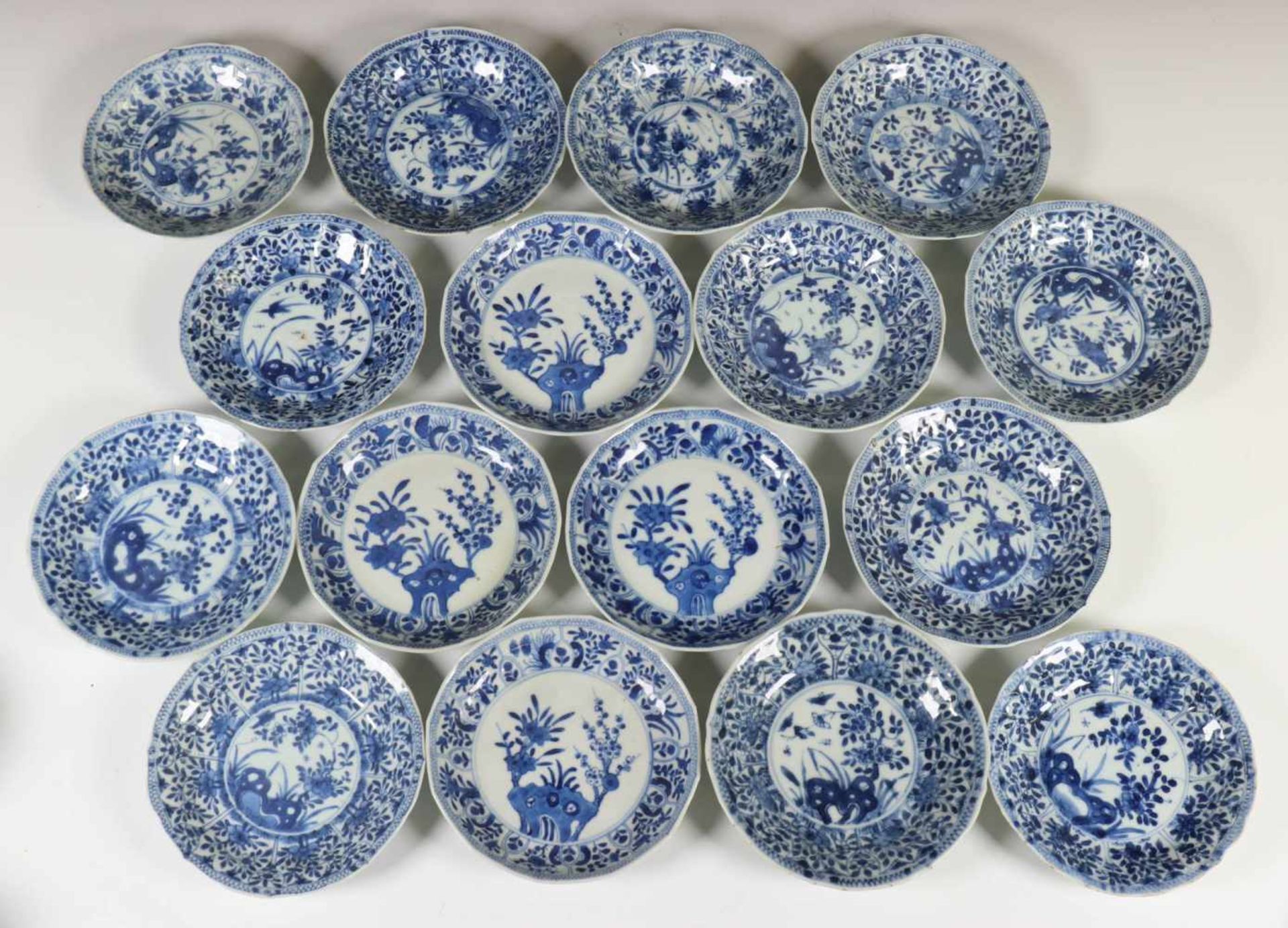 China, collectie blauw-wit porseleinen koppen en schotels, Kangxi,bestaande uit een set van 12 - Bild 2 aus 5