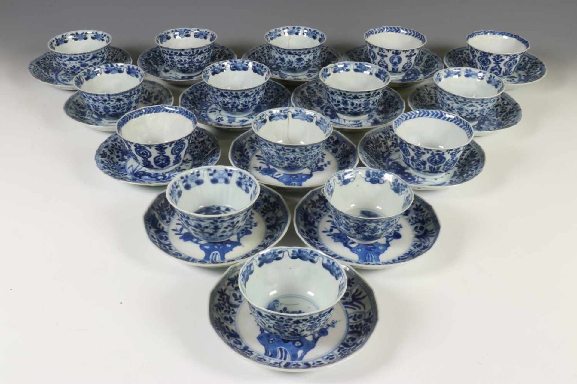 China, collectie blauw-wit porseleinen koppen en schotels, Kangxi,bestaande uit een set van 12