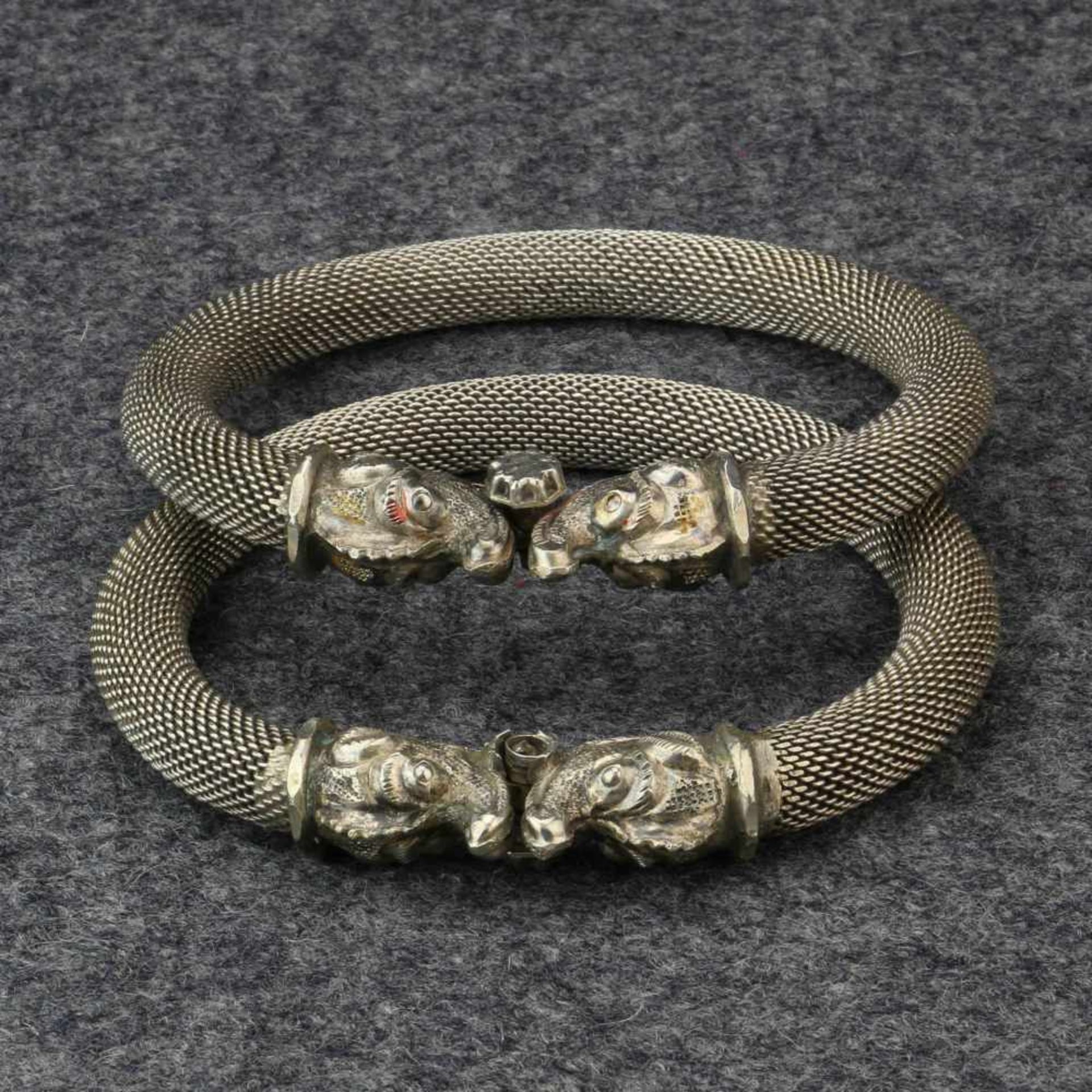 India, Rajasthan, pair of knitted-wire, flexible-tube bracelets, 'Bala'each with two Makara Heads. - Bild 2 aus 2
