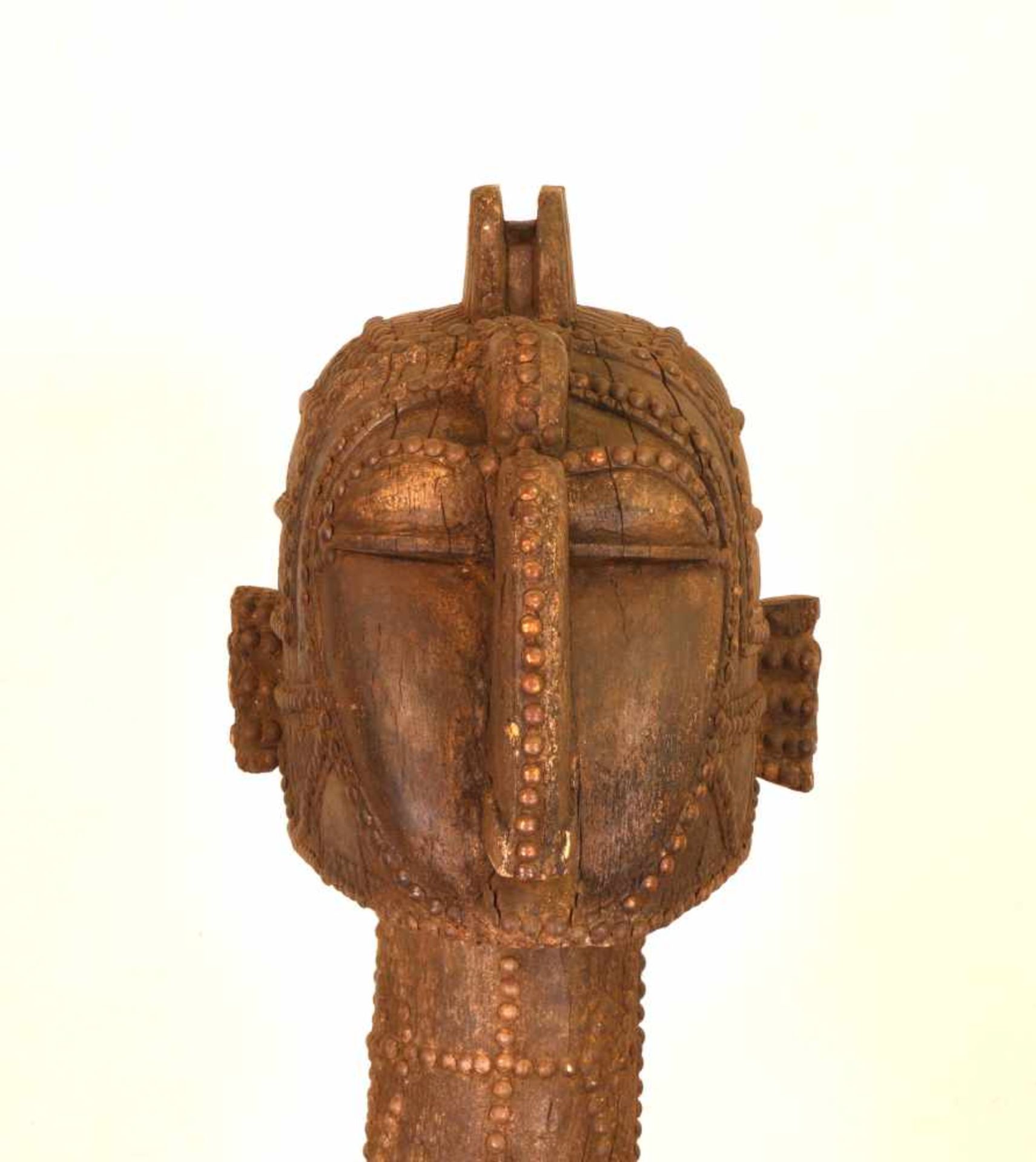 Guinee Bissau, Baga, Nimba, schoudermaskerversierd met ingeslagen koperen noppen, h. 148 cm. [1]600 - Image 3 of 3