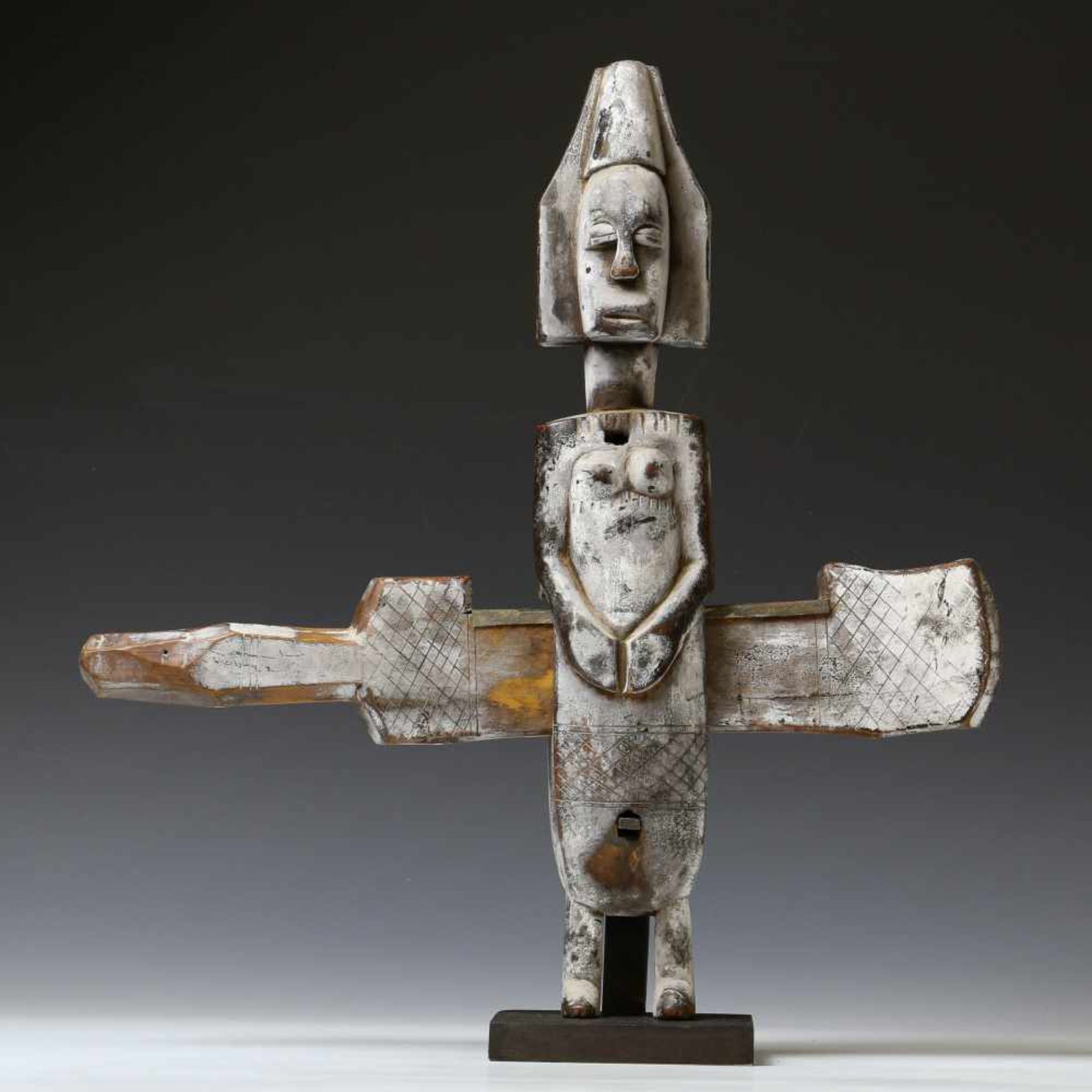 Bamana, two wooden locks,in the form of standing anthropomorphic figures. With white oxidation - Bild 2 aus 5