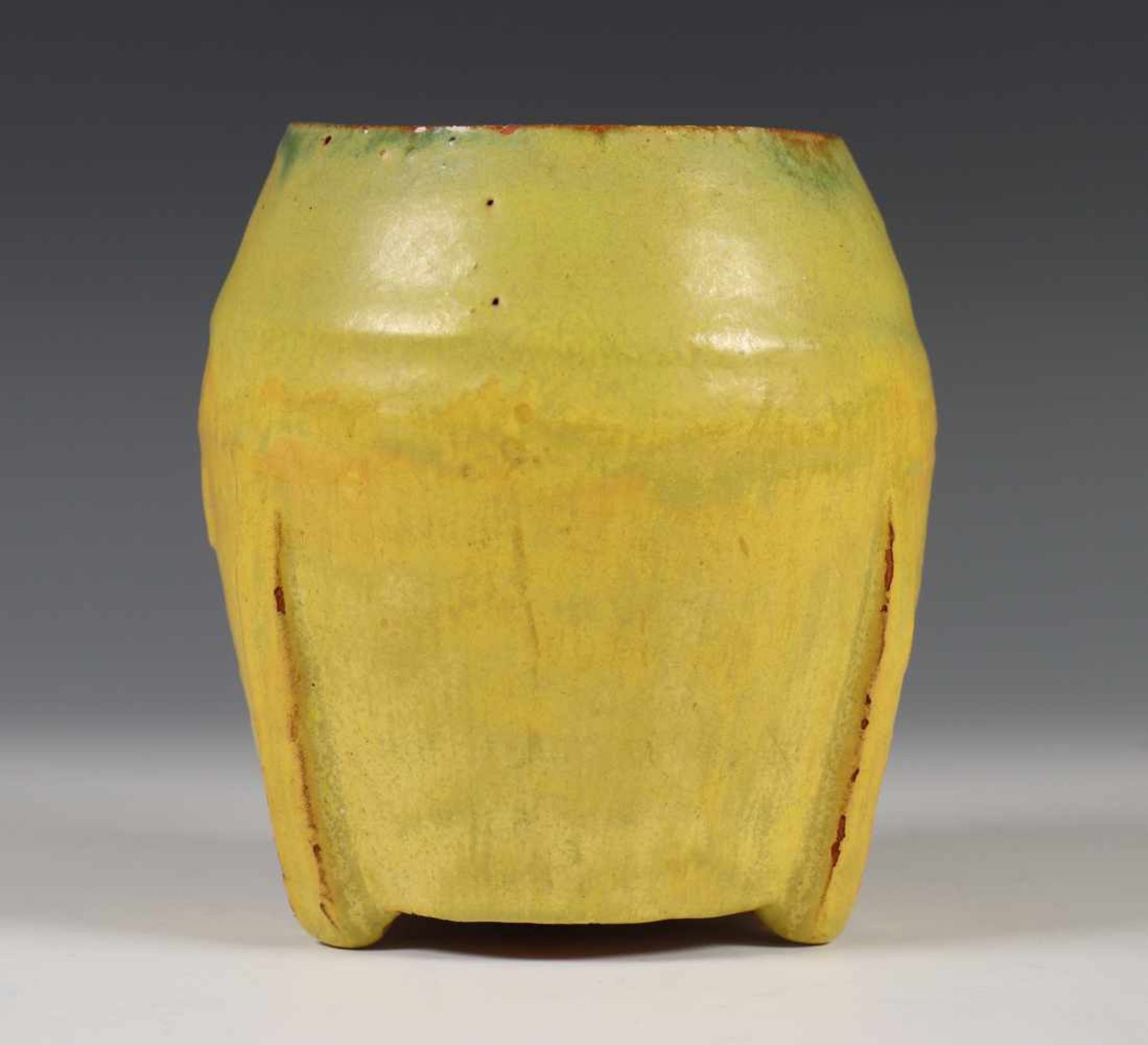 Engeland, geelgelazuurde keramieken vaas,op drie voetjes, met schildersinitiaal 'Z AC' (kleine