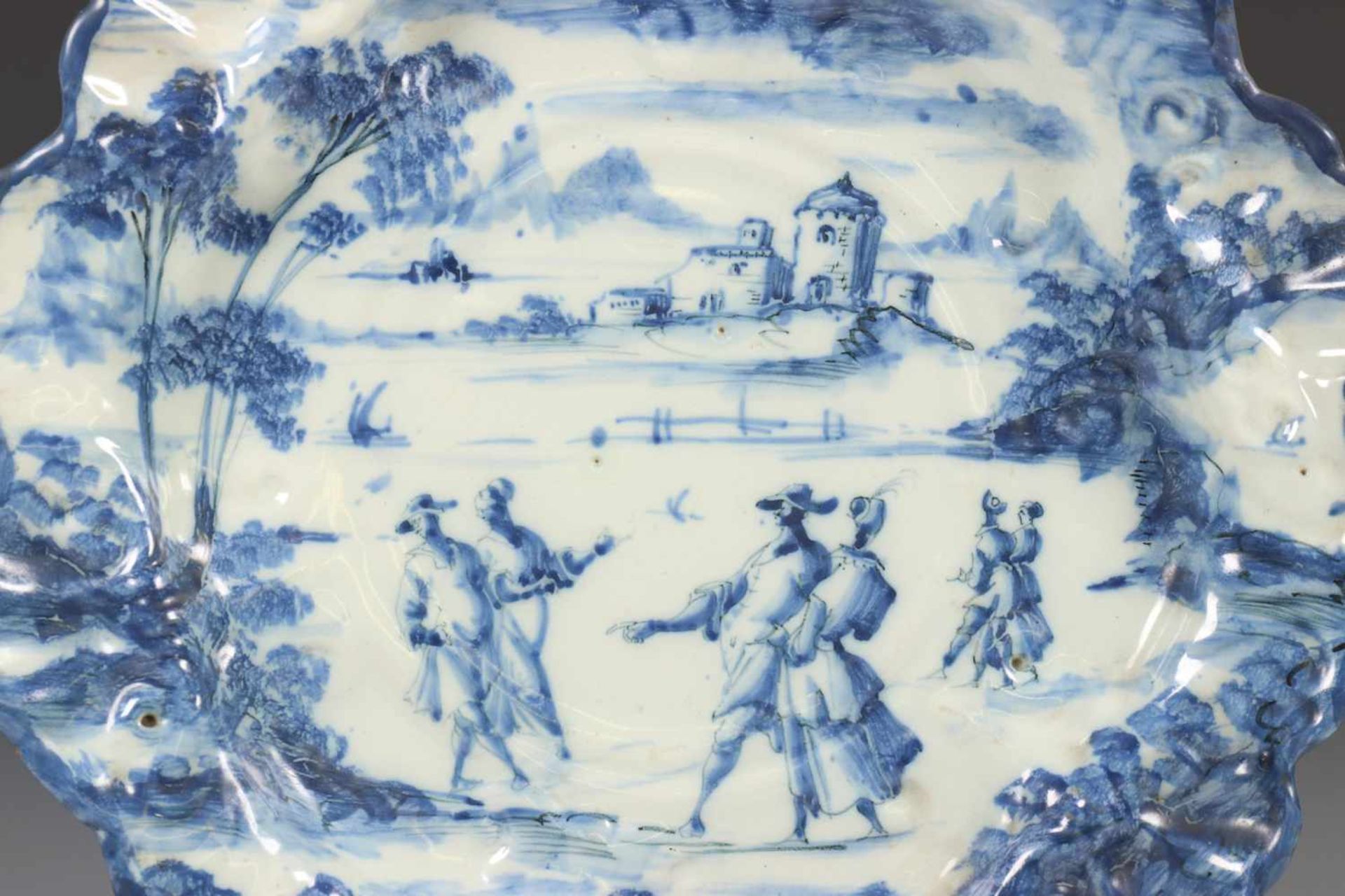 Italië, blauw-witte majolica schotel, 17e/18e eeuw,met geschulpte rand, gedecoreerd met galante - Bild 2 aus 6