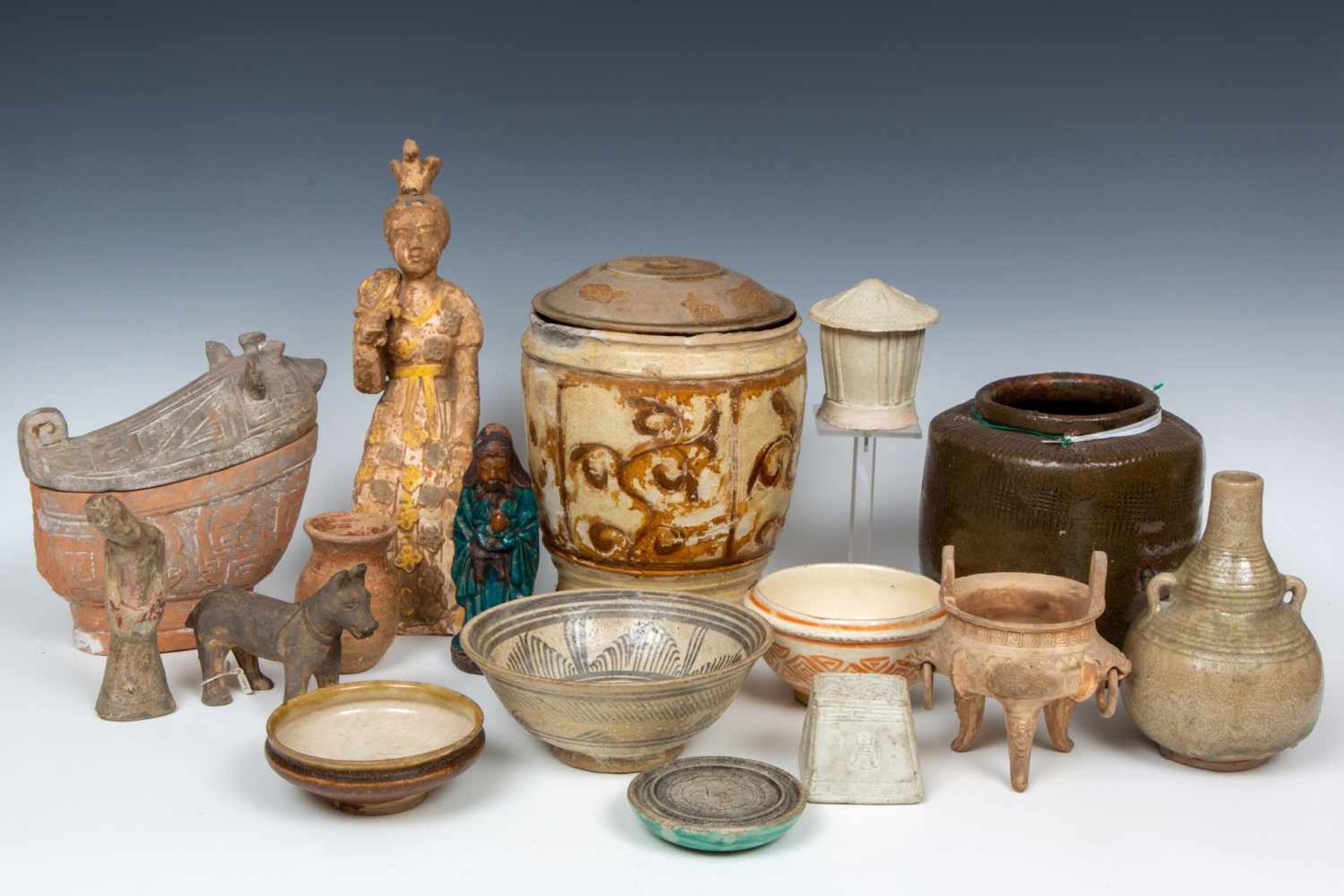 China, collectie divers aardewerk,waaronder figuren en kommen, herkomst: Collectie Cserno,