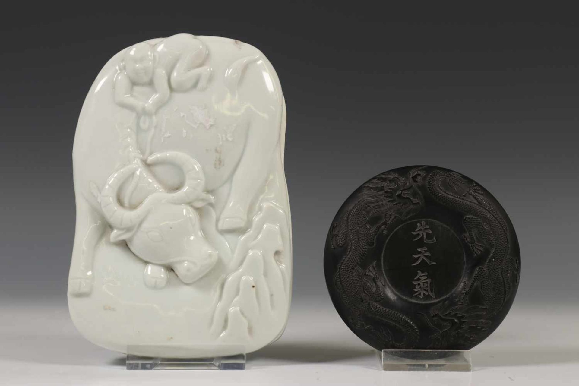 China, inktsteen en blanc-de-Chine inktpot, de steen in relief gedecoreerd met twee draken, de