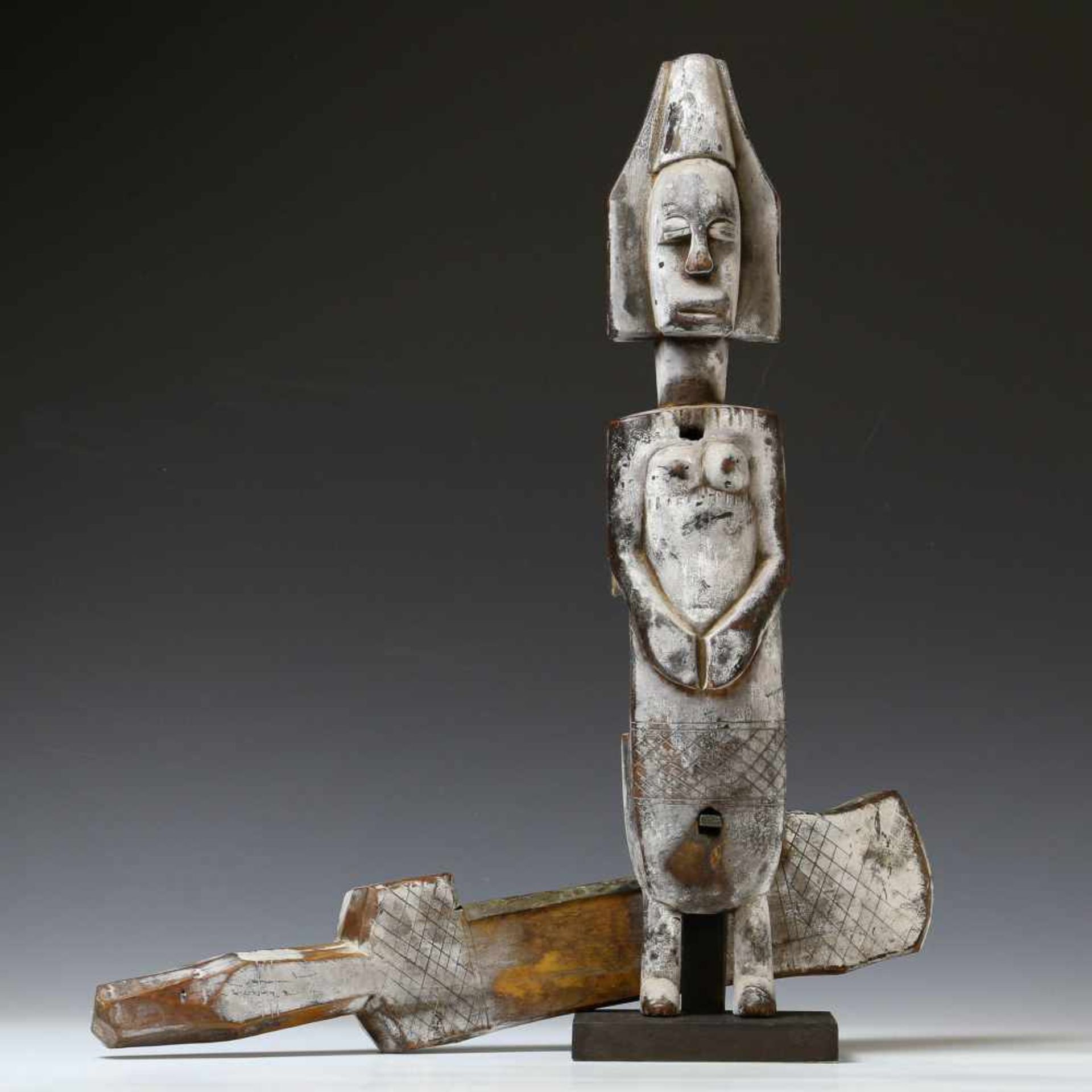 Bamana, two wooden locks,in the form of standing anthropomorphic figures. With white oxidation - Bild 3 aus 5