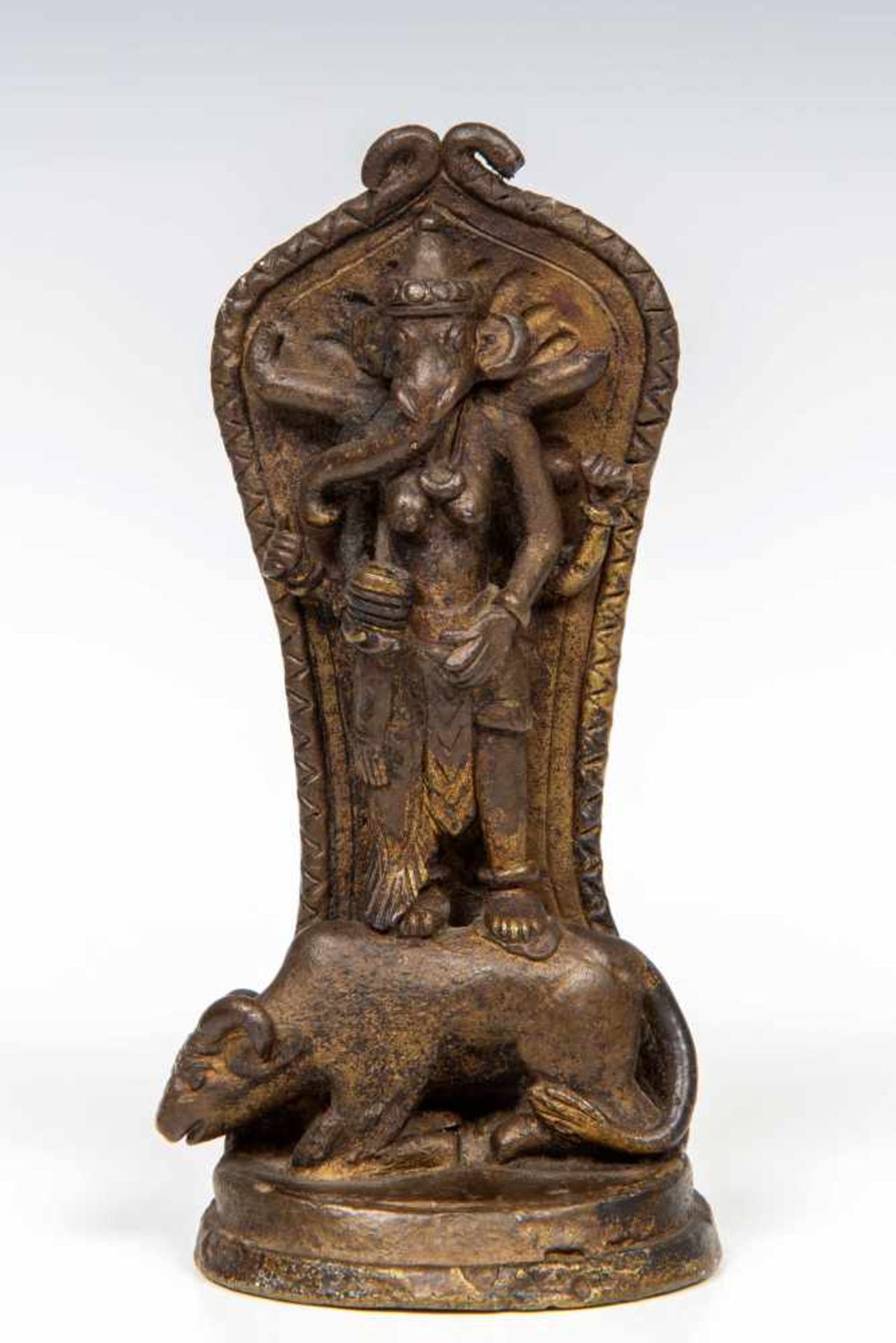 India, bronzen figuur van Ganesha, 20e eeuw,staande op een buffel (defecten), herkomst: Collectie - Bild 2 aus 3