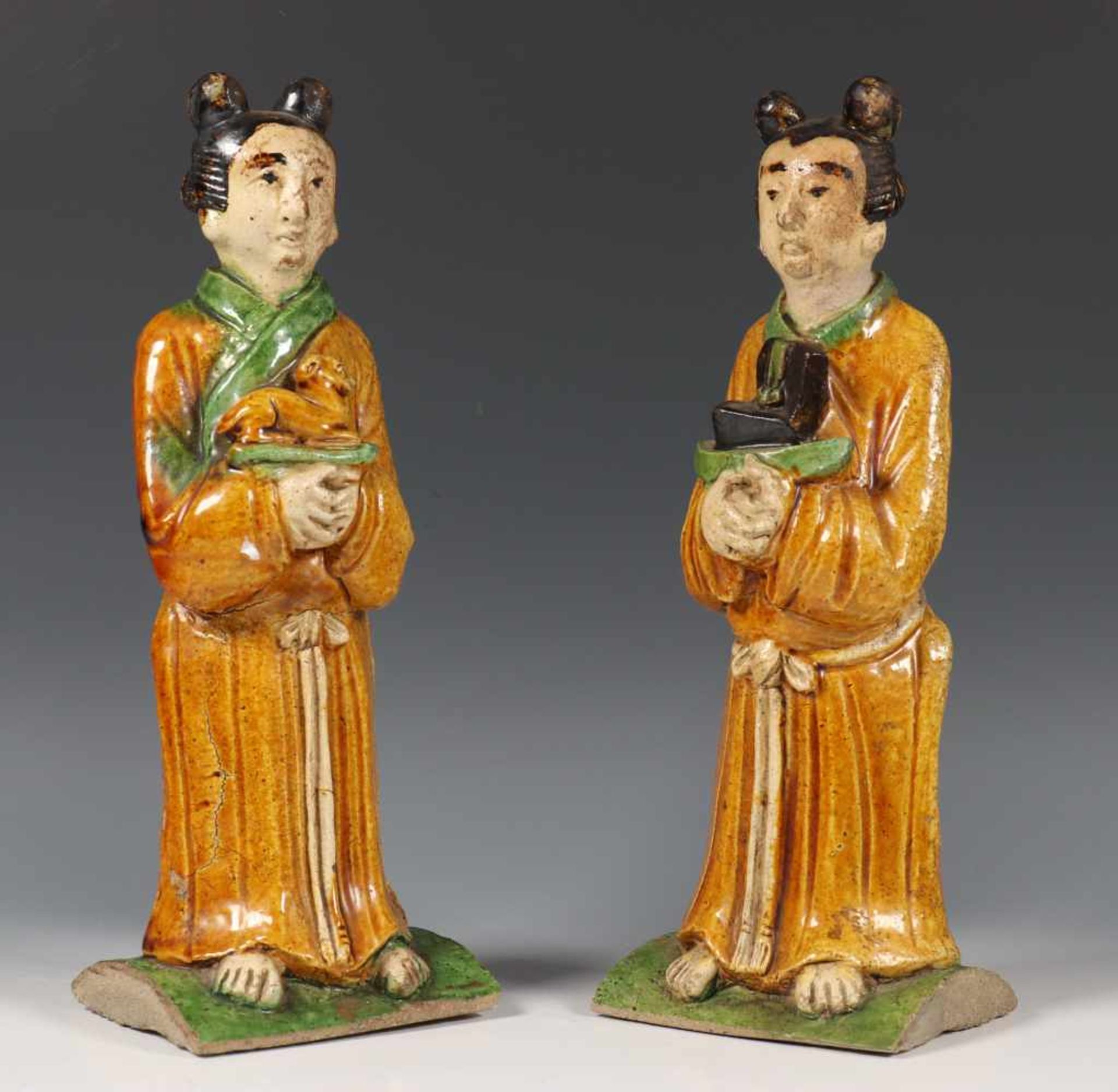 China, een paar decoratieve polychroom steengoed figuren in Tang dynastie stijl, 19e eeuw; - Bild 2 aus 5