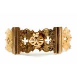 14krt. Gouden armbandvermaakt van een boekslot, versierd met florale motieven, bruto 24,3 gr.,