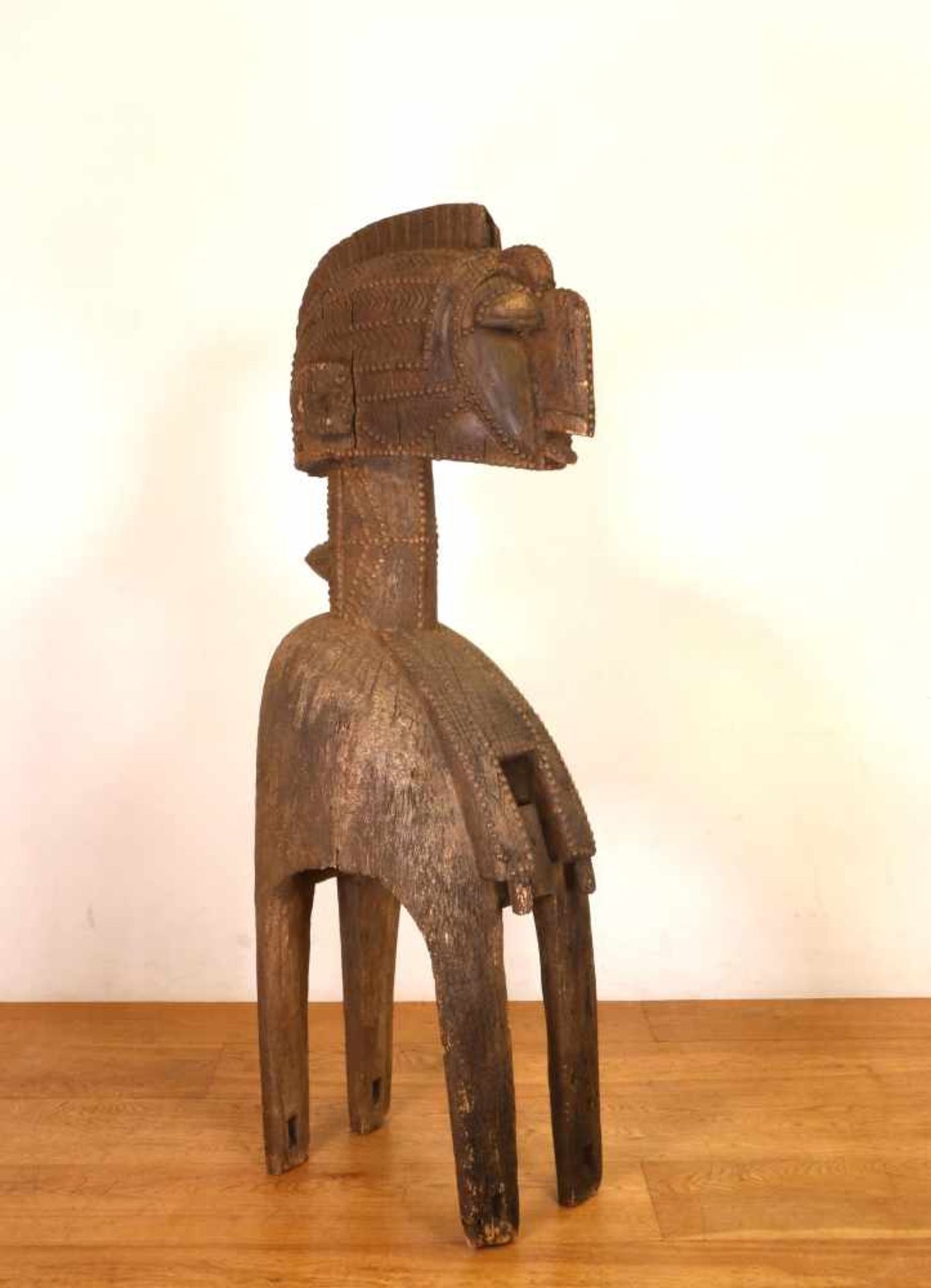 Guinee Bissau, Baga, Nimba, schoudermaskerversierd met ingeslagen koperen noppen, h. 148 cm. [1]600 - Image 2 of 3