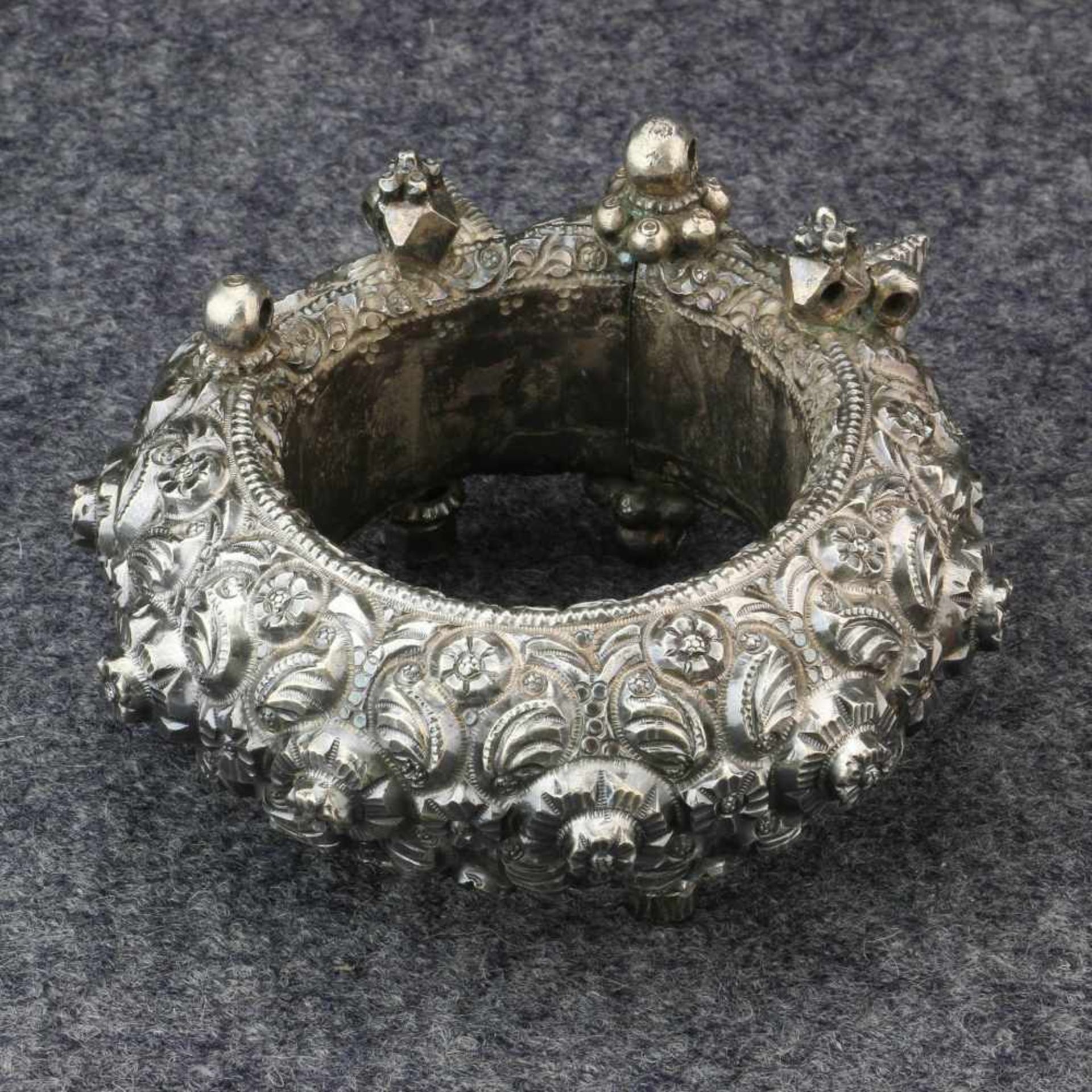 India, Gujarat, Vadodara, Dabhoi, silver hollow anklet,with conical points and designs of flowers
