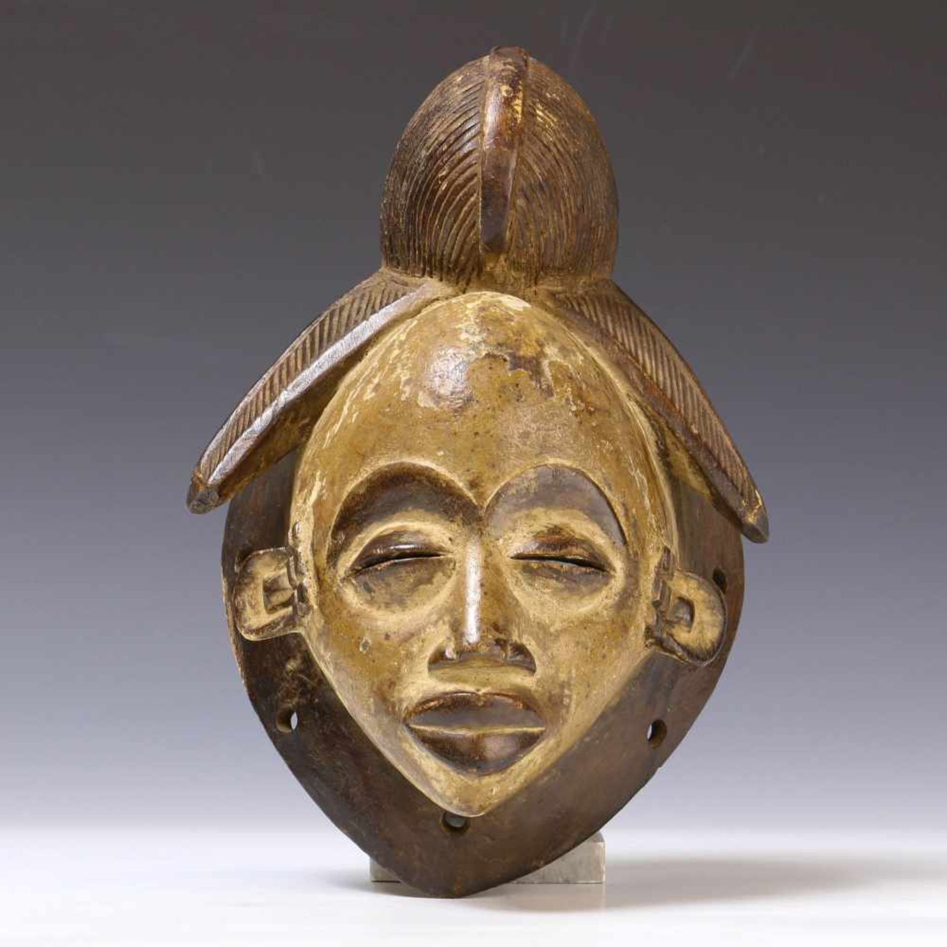 Gabon, Punu, face mask, ca. 1950with fine carved hair and brown, black and white pigments. Private - Bild 2 aus 2