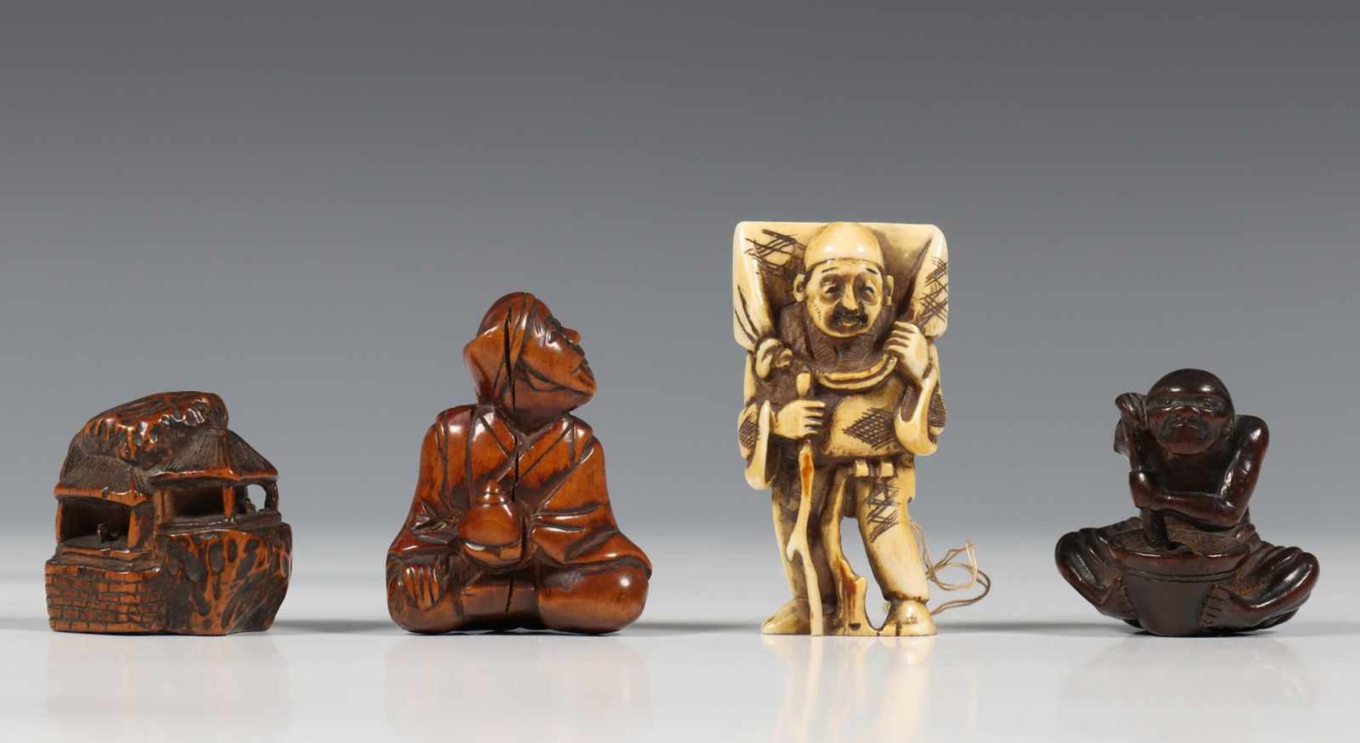 Japan, vier netsukes, Meiji periode of later,bestaande uit een ivoren netsuke van een man, twee