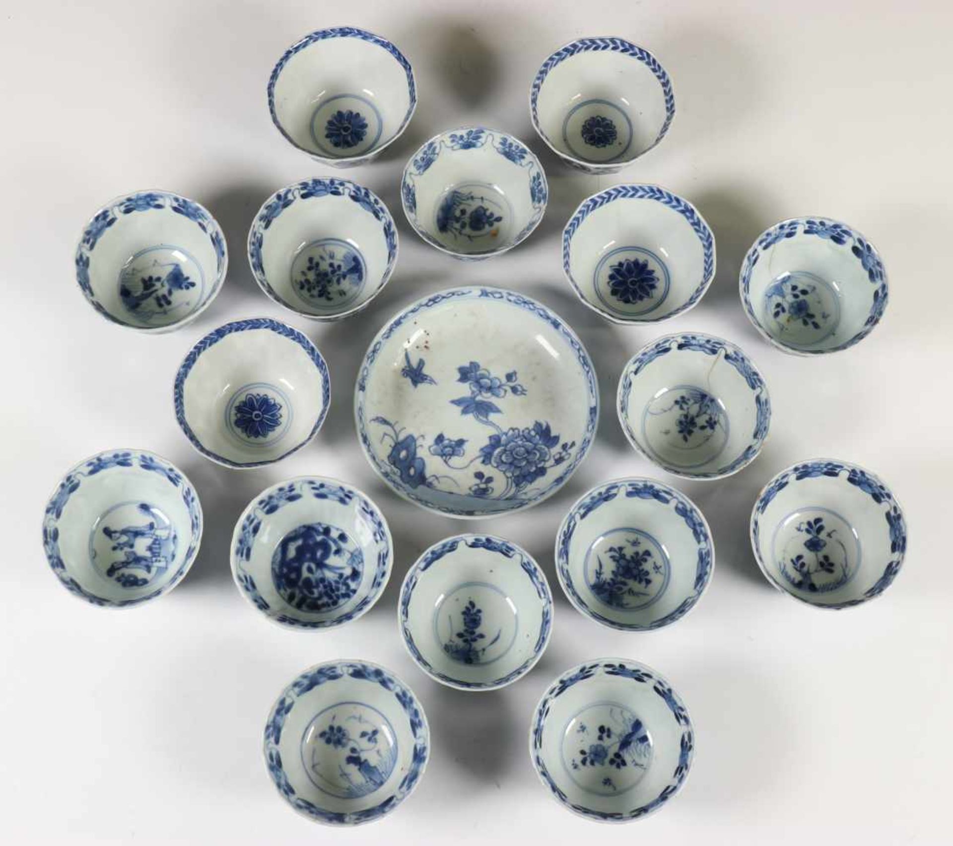 China, collectie blauw-wit porseleinen koppen en schotels, Kangxi,bestaande uit een set van 12 - Bild 4 aus 5