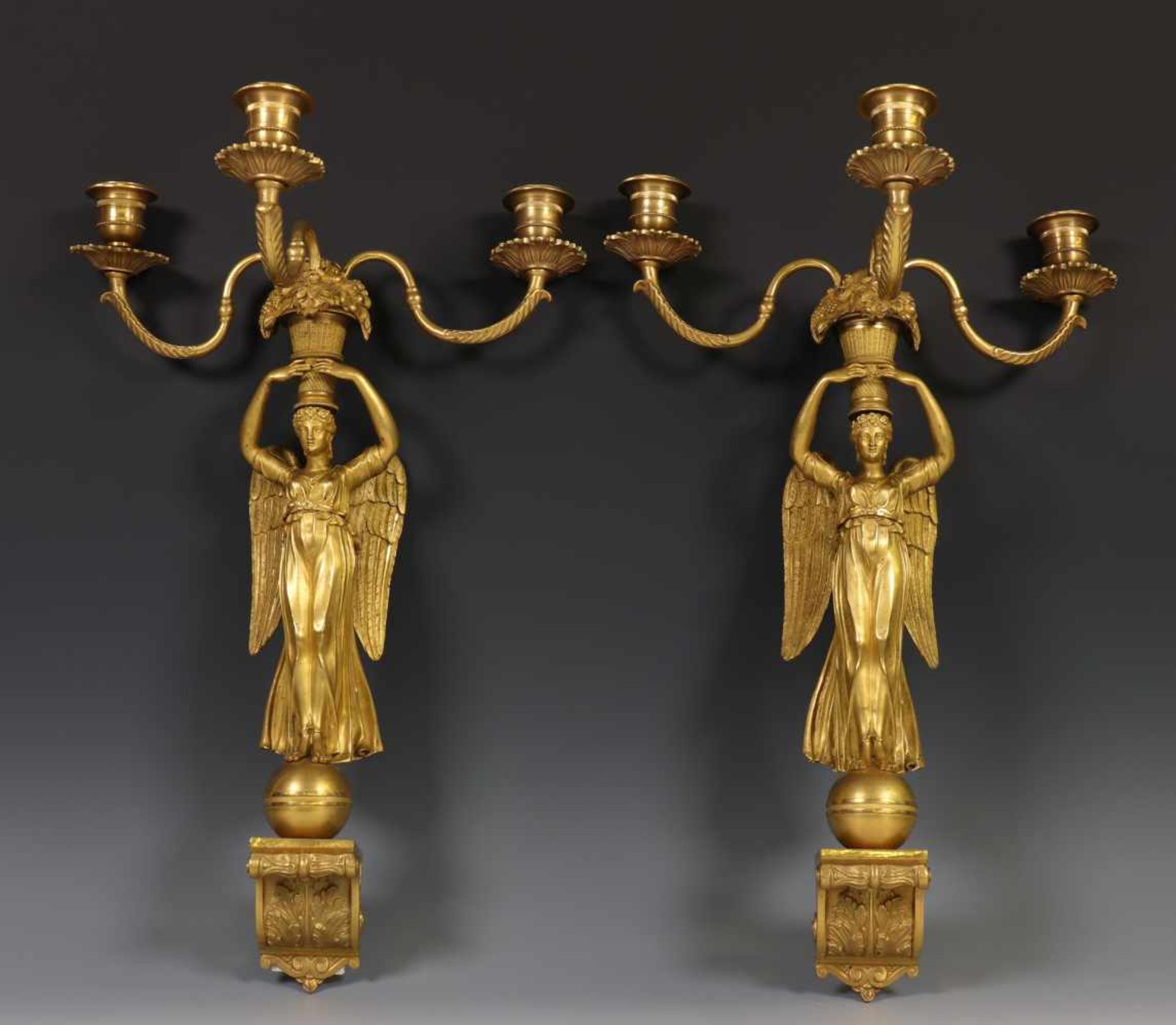 Frankrijk, een paar vuurvergulde bronzen drielichts kaarsen-wandappliques, Empire;in de vorm van