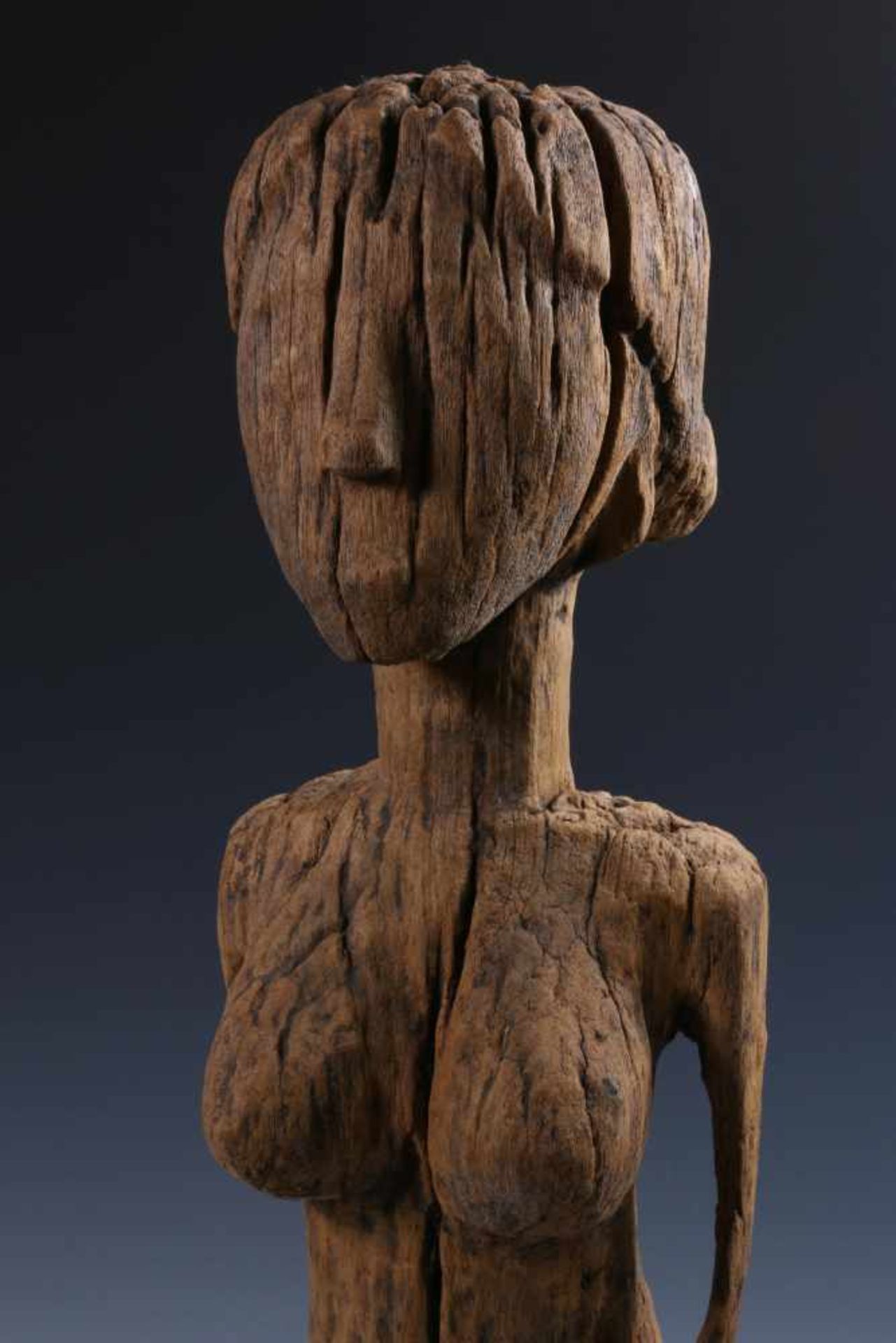 Madagascar, Vezo, camphor wooden grave figurein the form of a standing female figure. Bought in - Bild 4 aus 4