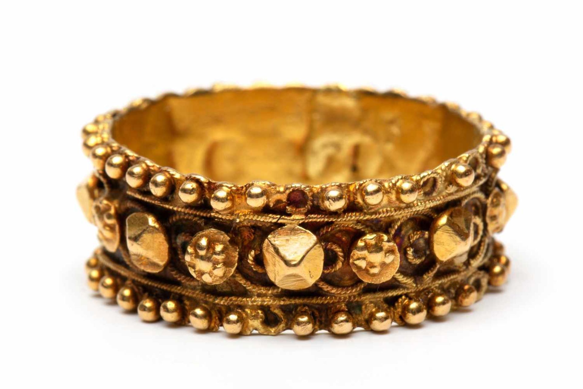 14krt. Gouden ring, zgn. "dopring"versierd met filigrain, bloemornamenten, "spijkerkoppen". (diverse