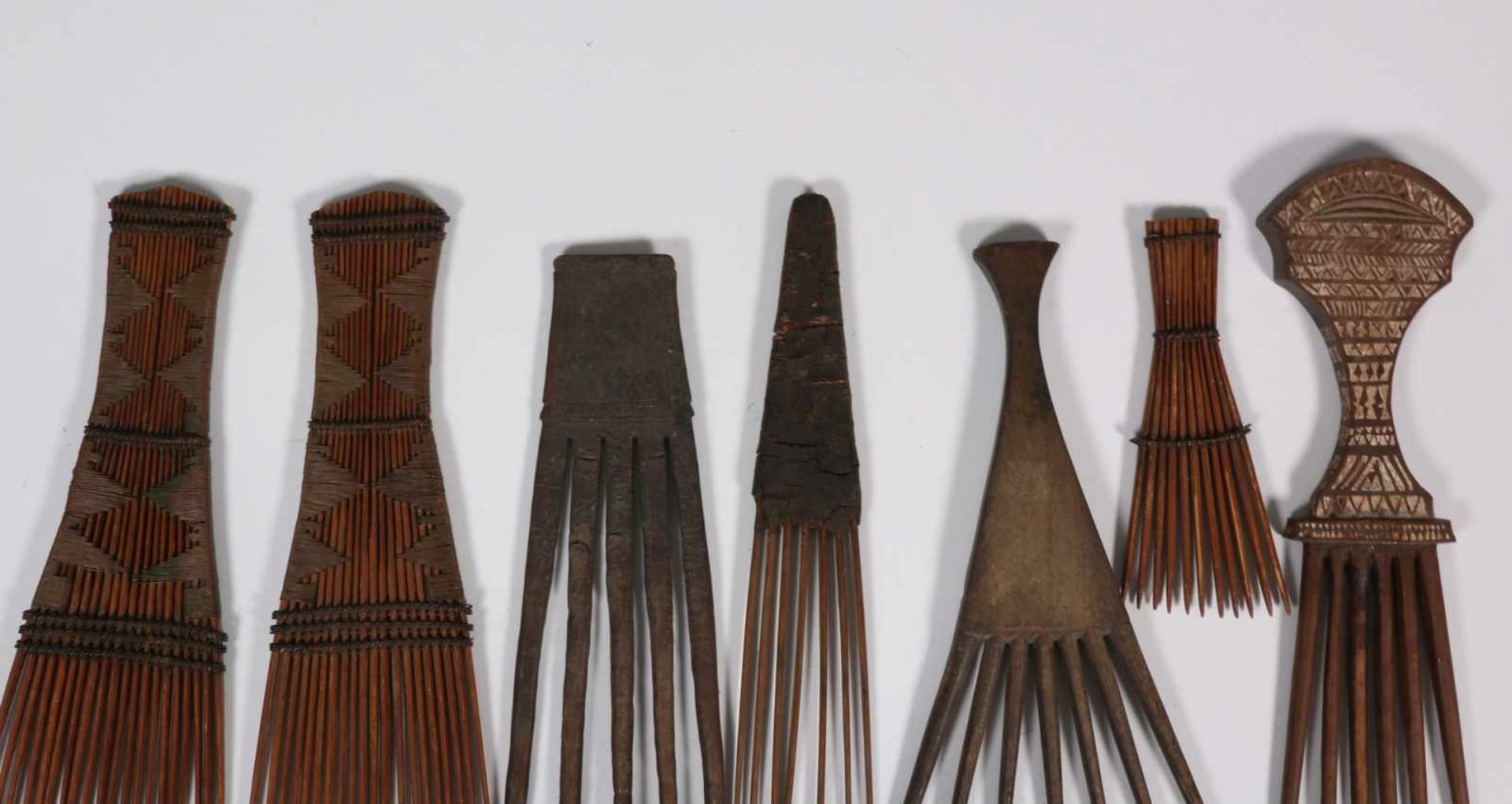 A collection of seven various combs, h. 12 - 23 cm. [7]200 - Bild 2 aus 2