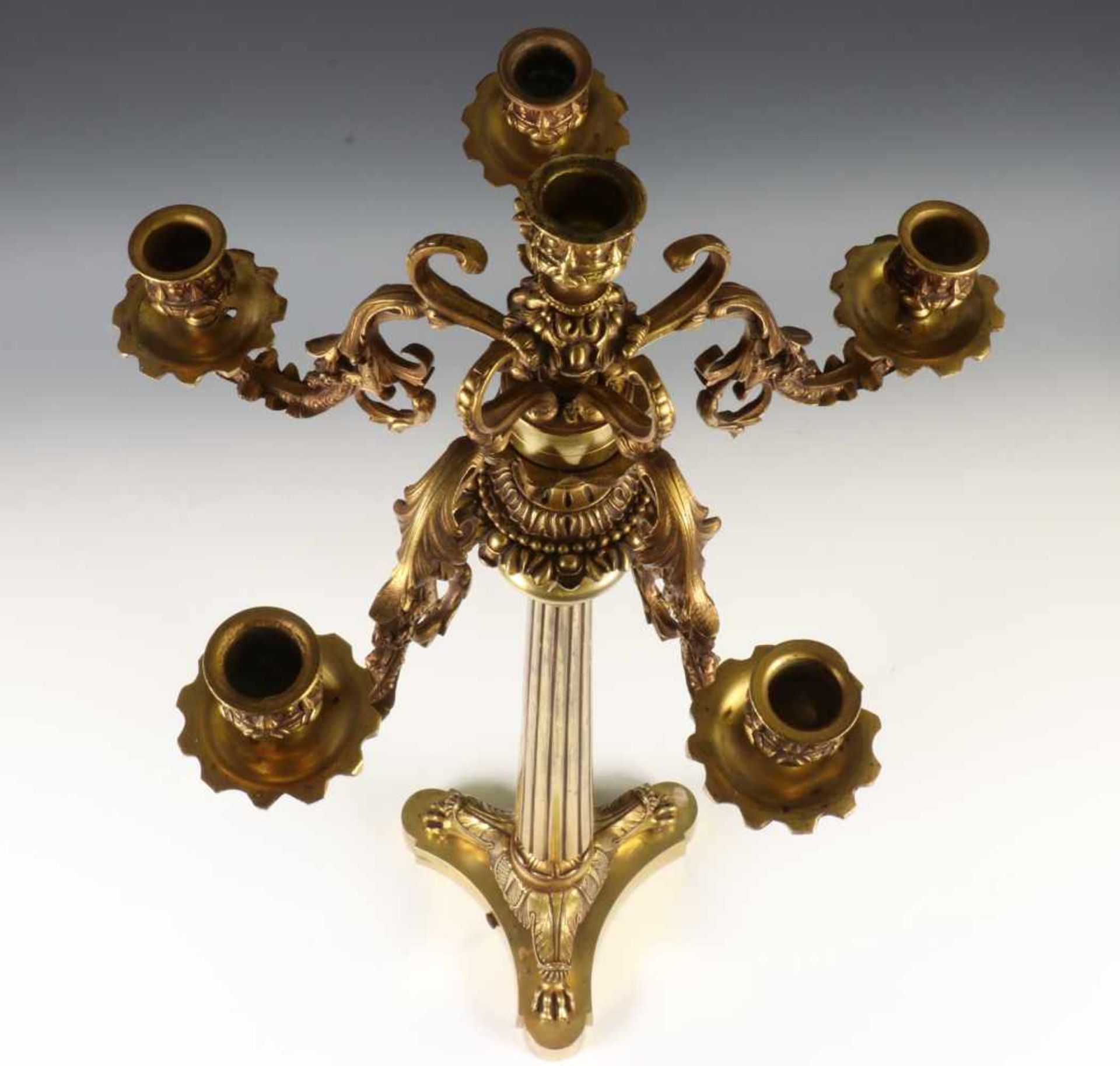 Paar bronzen bronzen/metalen zeslichts kandelabers in eclectische stijl,met gecanneleerde stam, op - Bild 2 aus 4