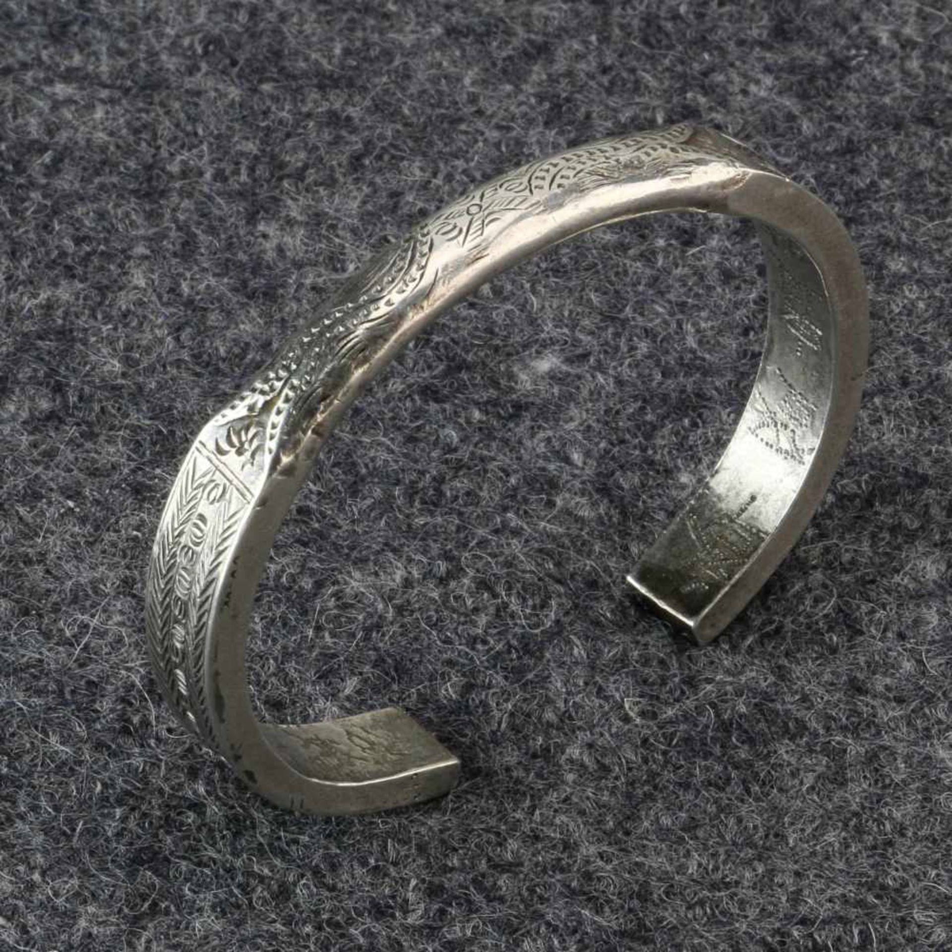 Golden Triangle, silver bracelet and a pair of solid bracelets;the twisted bracelet is worn in - Bild 3 aus 3