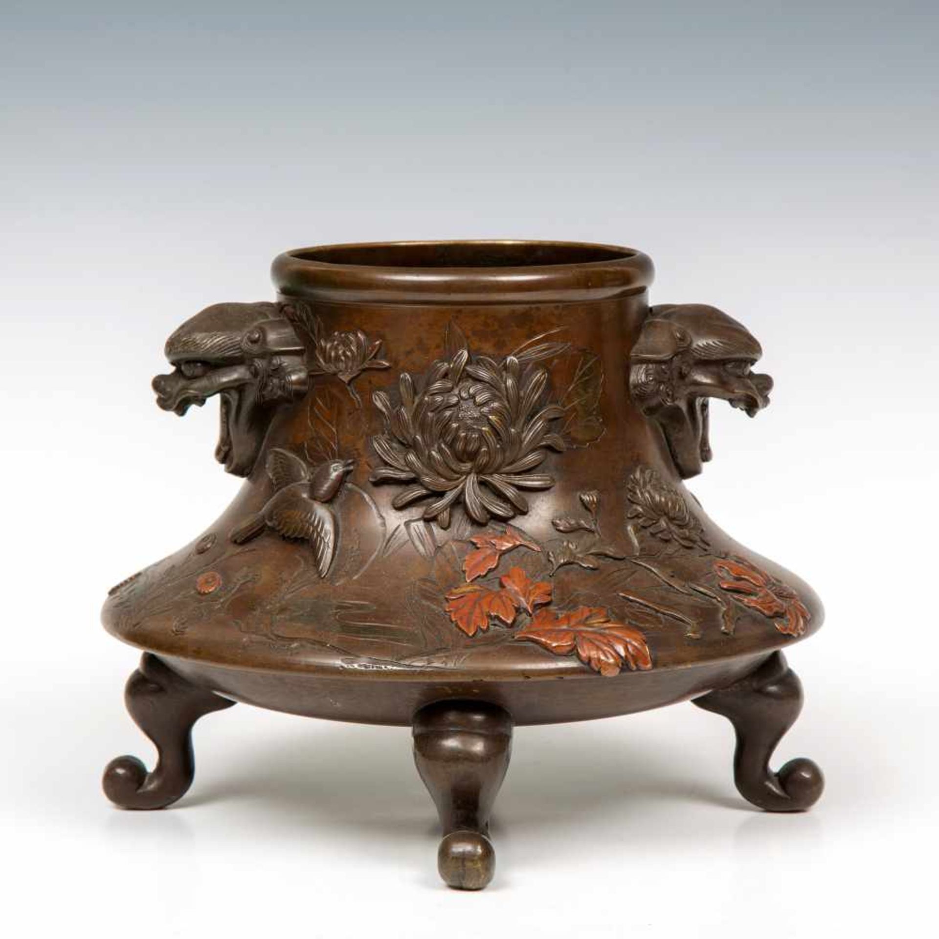 Japan, bronzen wierookvat, Meiji periode,gedecoreerd in reliëf met vogels tussen pioenrozen met twee