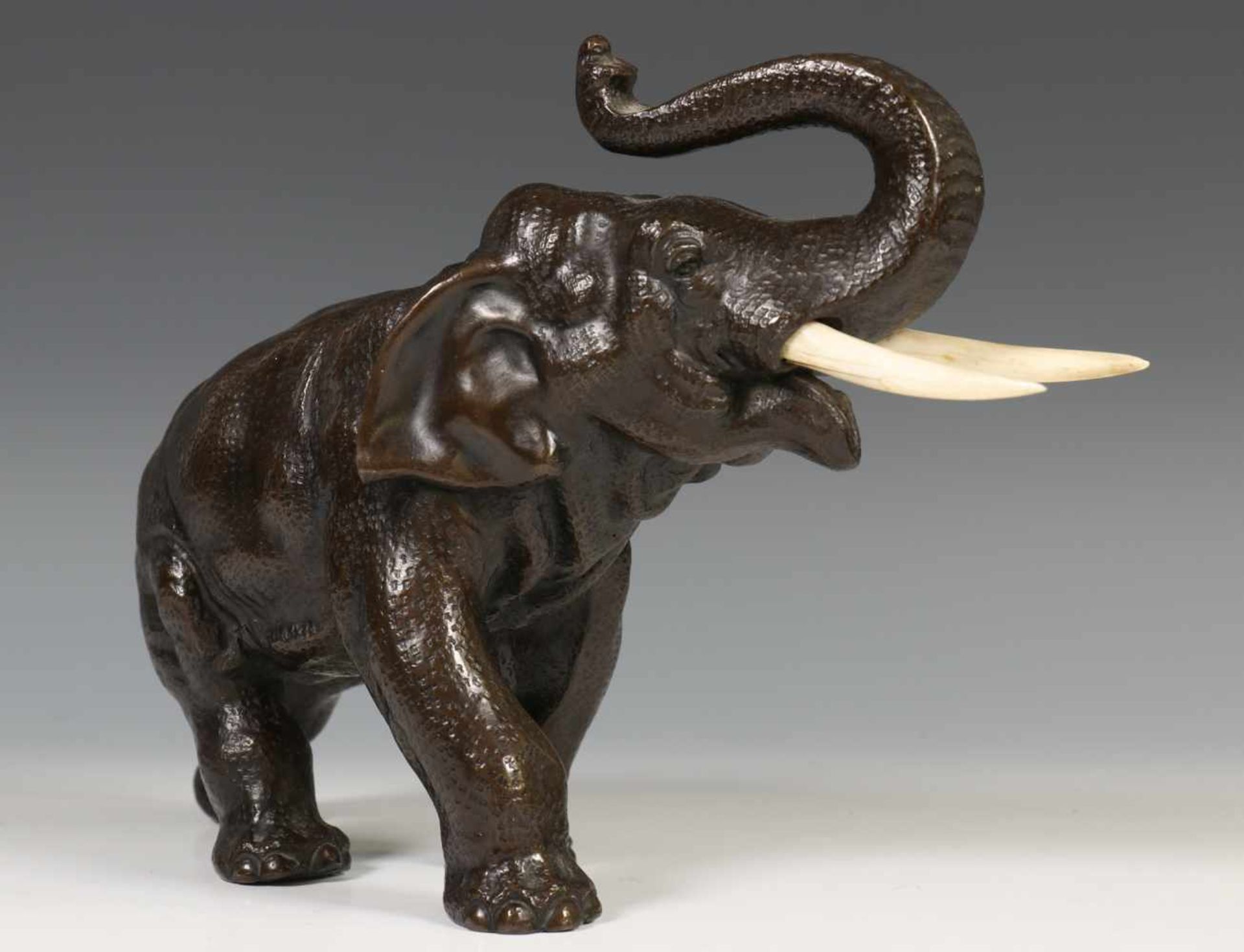 Japan, bronzen model van een olifant, Meiji periode,realistisch gemodelleerd, w. 26 cm [1]200 - Bild 2 aus 2