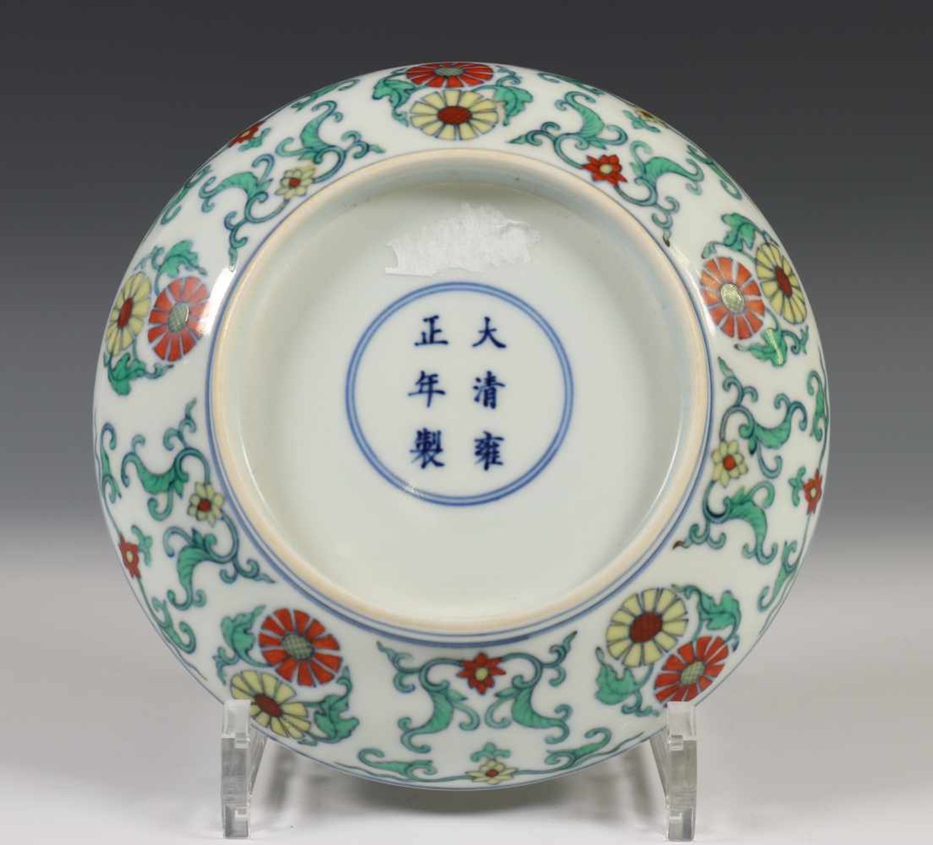 China, wucai porseleinen bord, 20e eeuw,gedecoreerd met gestileerde bloemen, met apocrief - Bild 2 aus 2