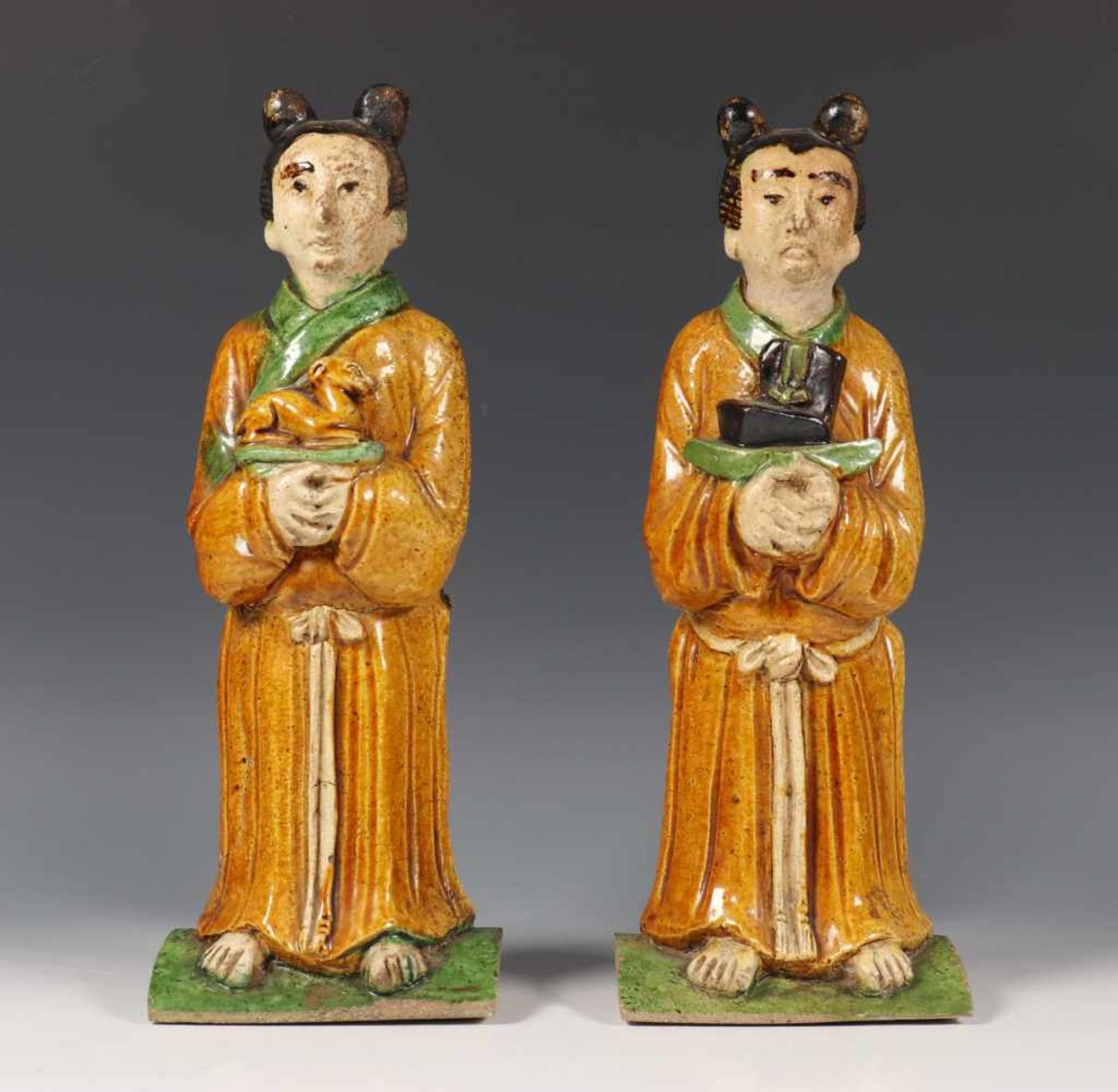 China, een paar decoratieve polychroom steengoed figuren in Tang dynastie stijl, 19e eeuw;
