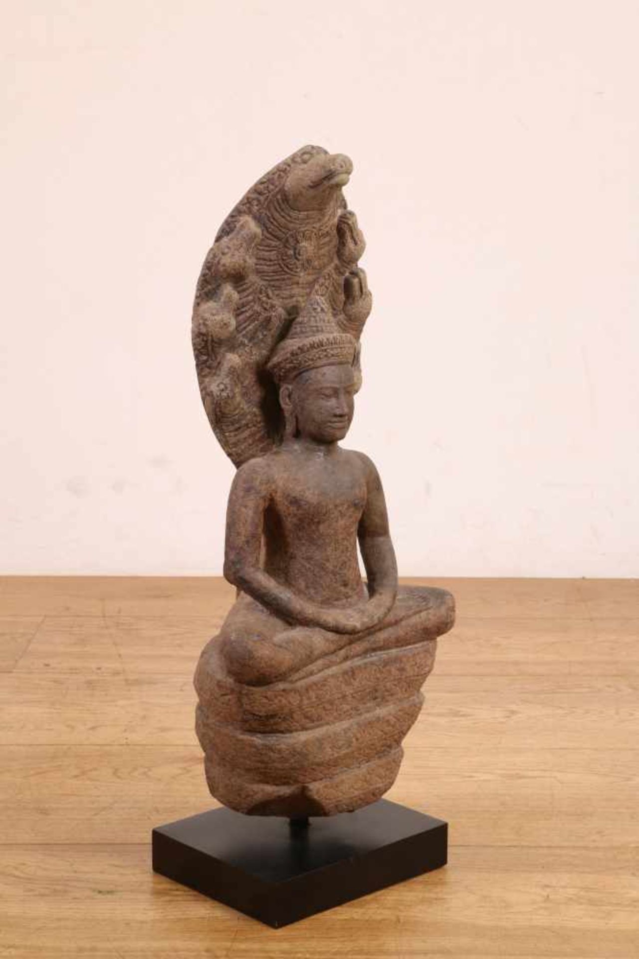 Cambodja, stenen sculptuur van gezeten Boeddha,op lotustroon en met Naga troon., h. 52 cm. [1]250 - Bild 3 aus 3