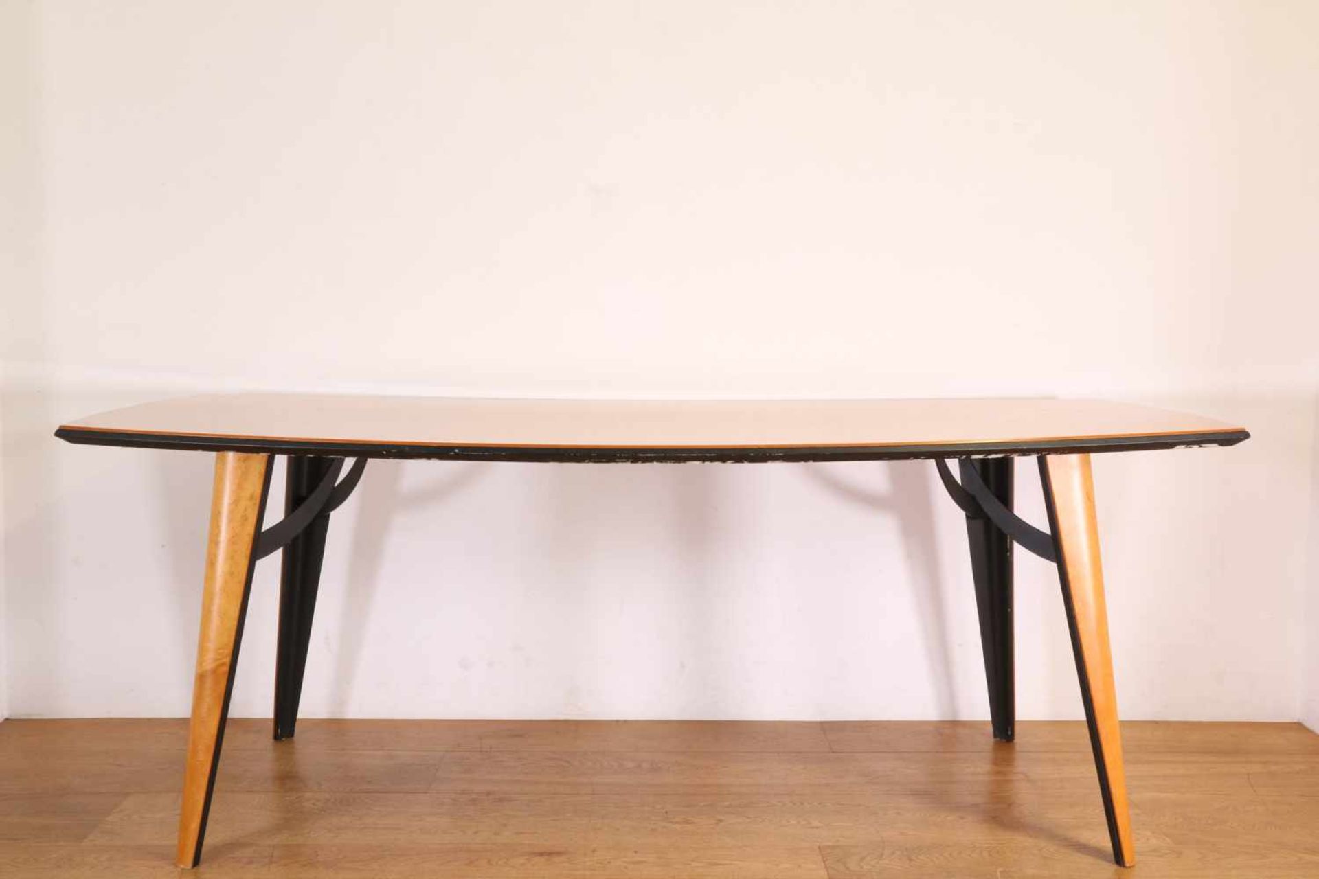 Esdoornwortelhouten langwerpige tafel , model TS 200, fabrikaat Castelijn,met zwarte kunststof