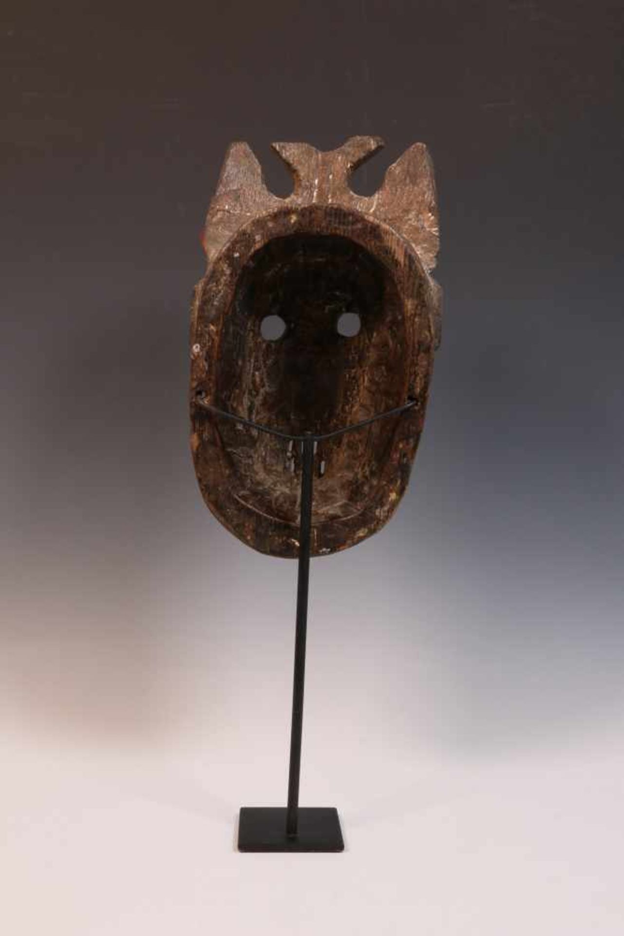 India, Himachal Pradesh, carved wooden face maskwith painted horse- and peacock head on cheeks and - Bild 3 aus 3