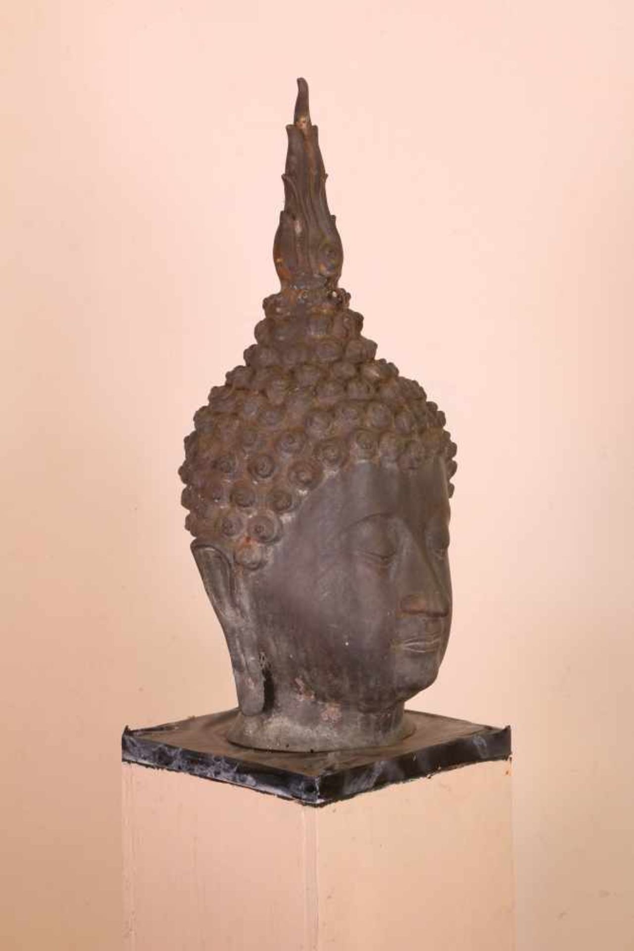 Thailand, metalen Boeddha hoofd met vlammend ushnishastaand op defecte sokkel, h. 70 cm. [1]200