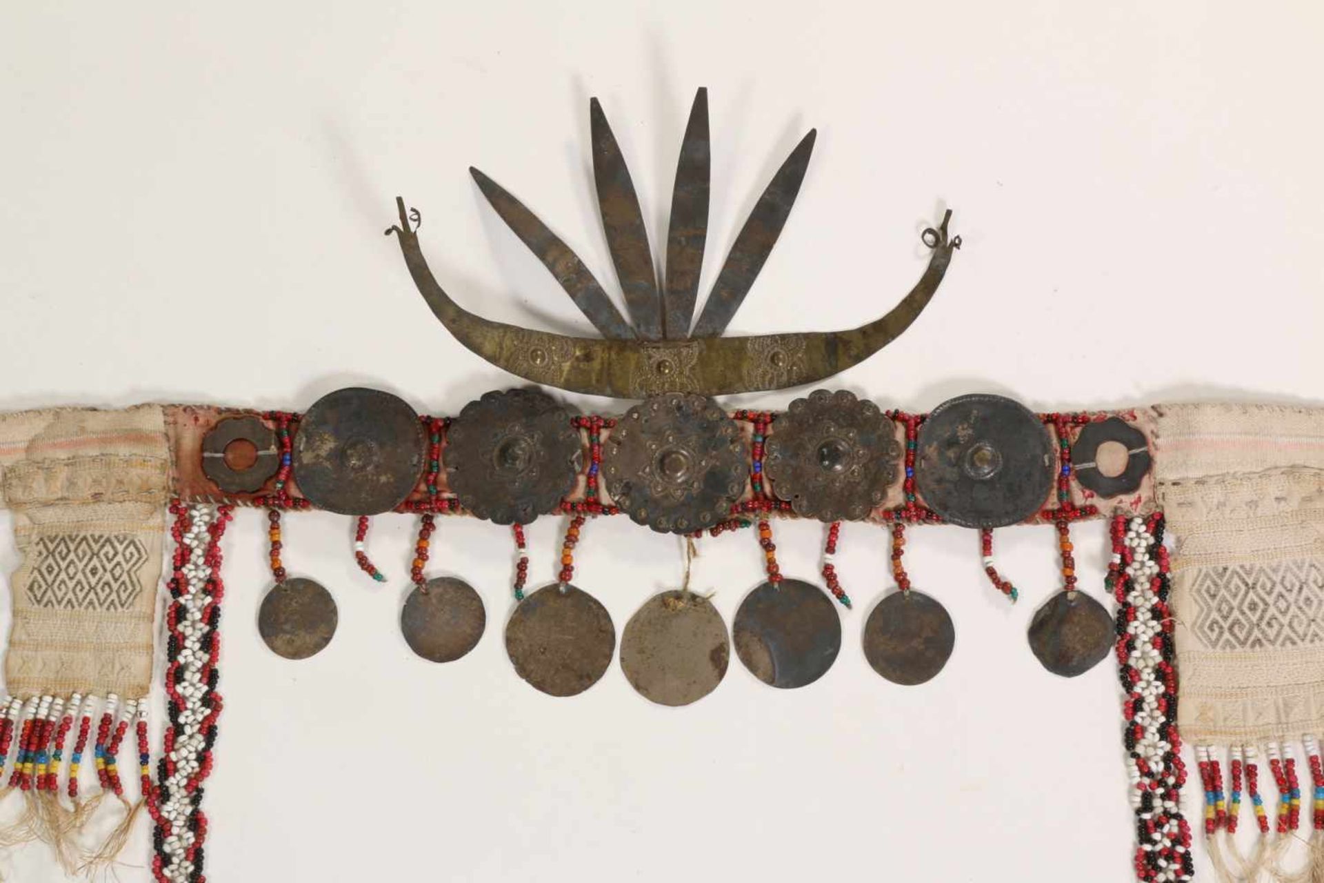 Timor, headhunters jewellery;woven textile with beads and metal ornaments and crown, h. 17 cm. [1] - Bild 2 aus 3