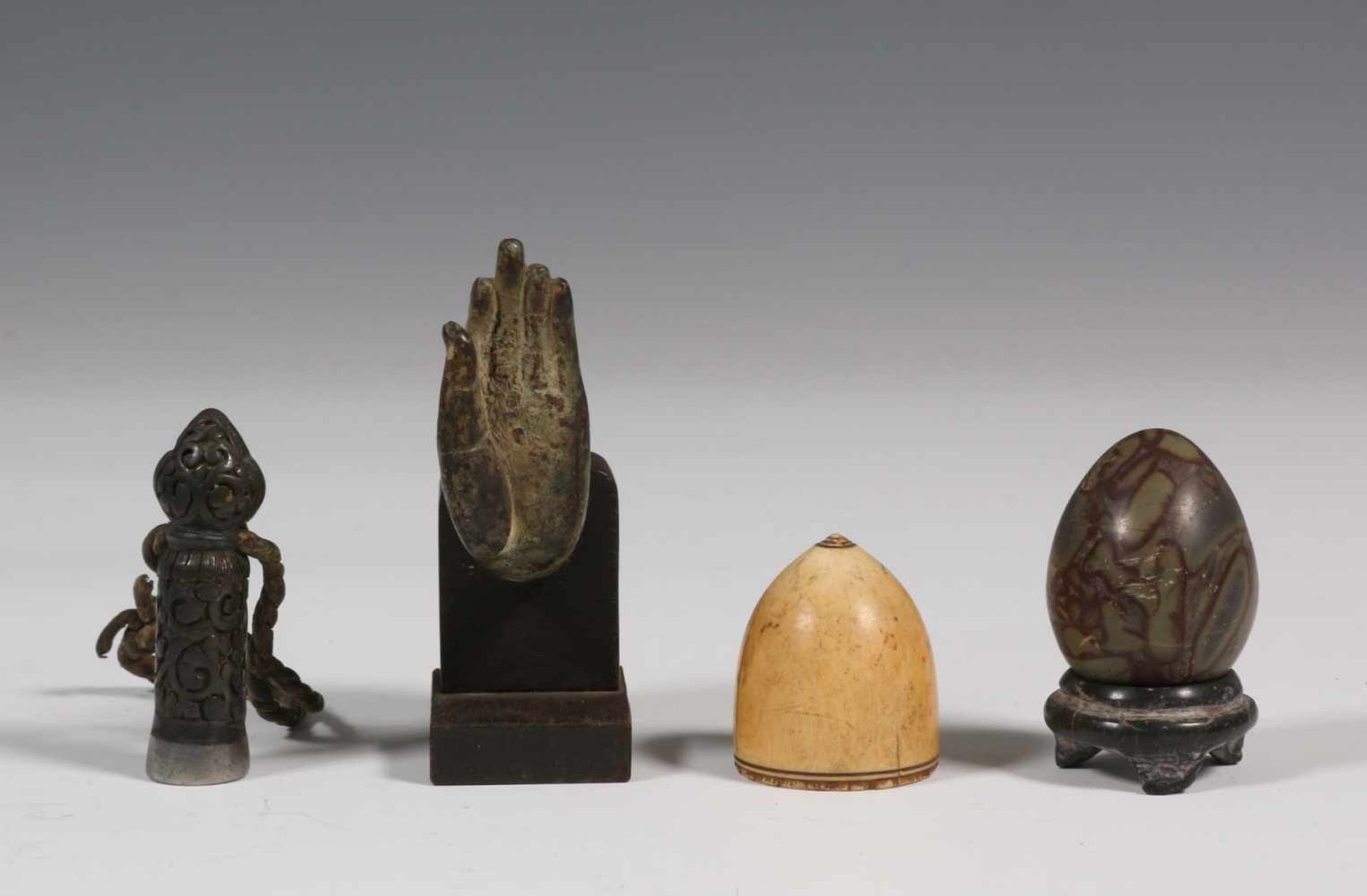 Tibet, stempel, Thailand, bronzen hand, India, stenen Lingam en een Oosters ivoren conisch object, - Bild 2 aus 2