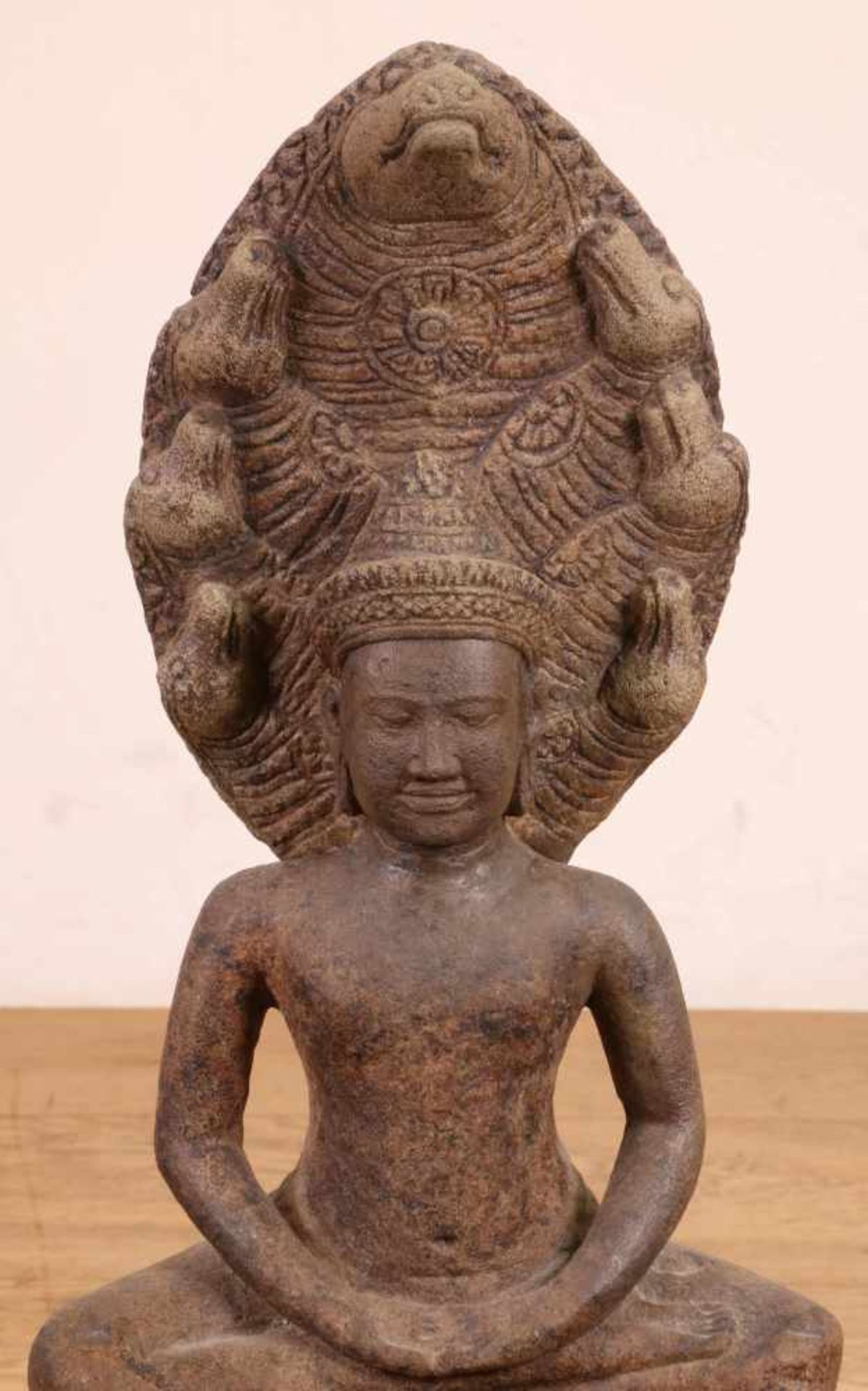 Cambodja, stenen sculptuur van gezeten Boeddha,op lotustroon en met Naga troon., h. 52 cm. [1]250 - Bild 2 aus 3