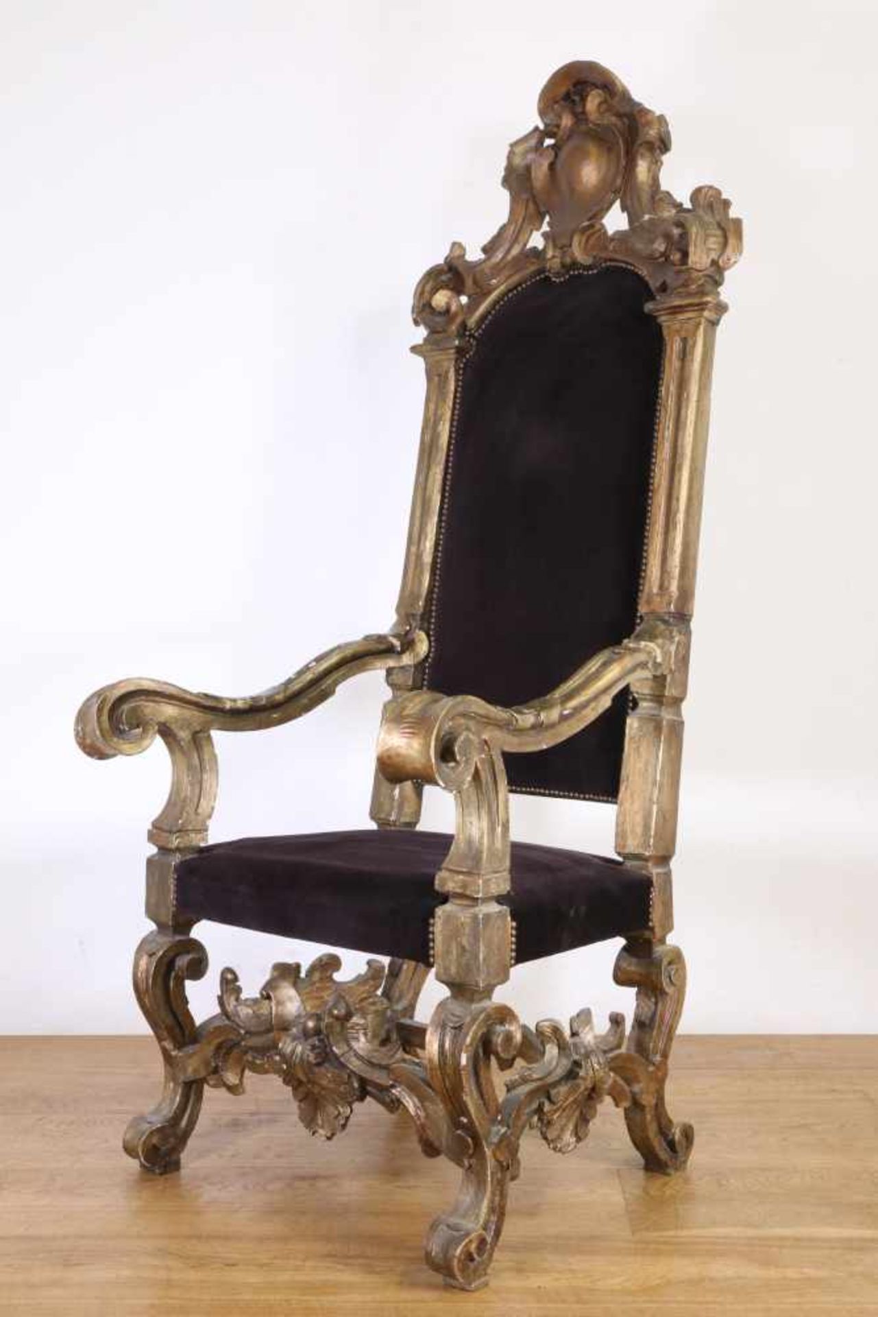 Kapitale verguld gelakte fauteuil in Louis XIV-stijl, 19e eeuw,met paarse velours stoffering, [1]