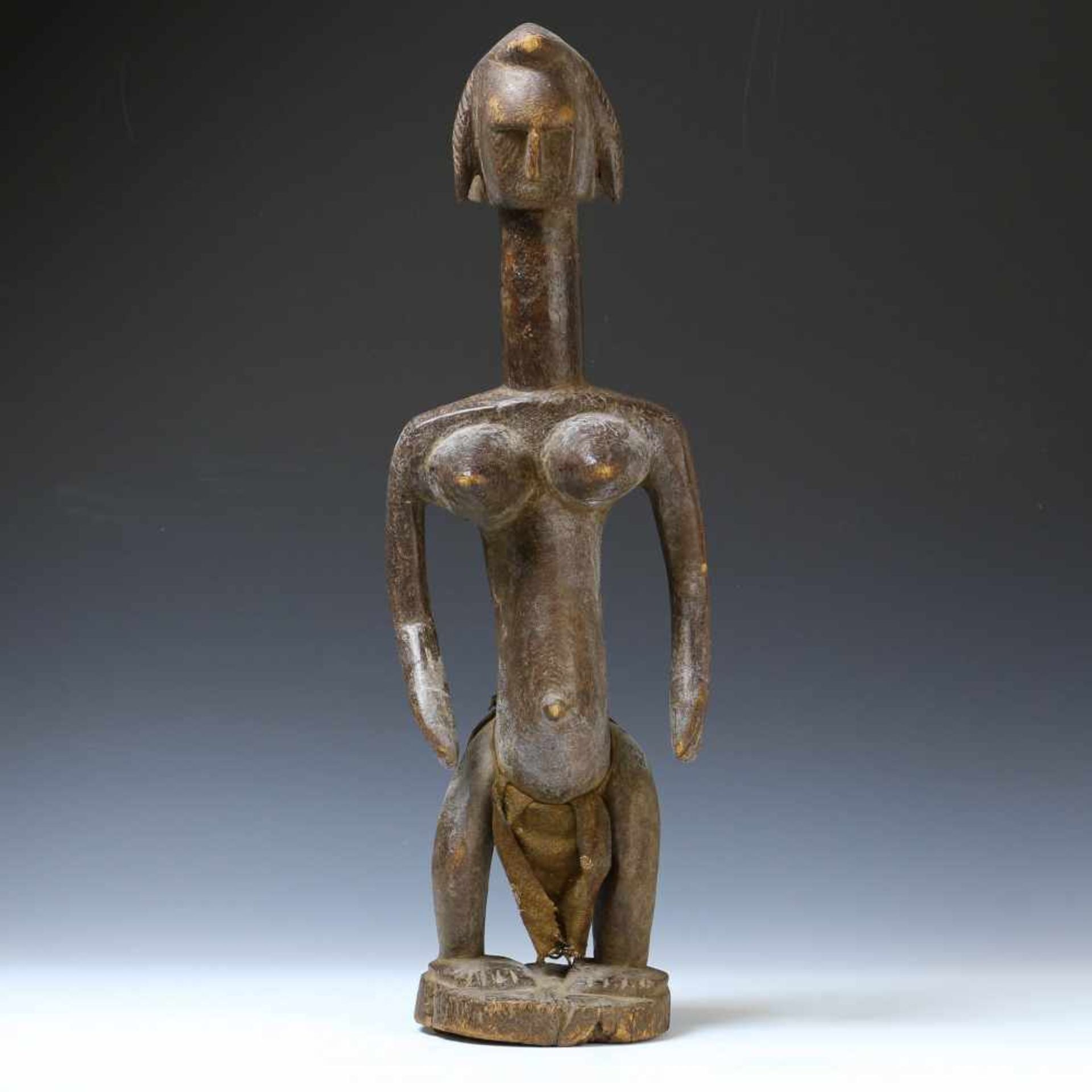 Ivory Coast, Senufo, standing female figurewith broad shoulders, elongated neck and hair in two - Bild 3 aus 3