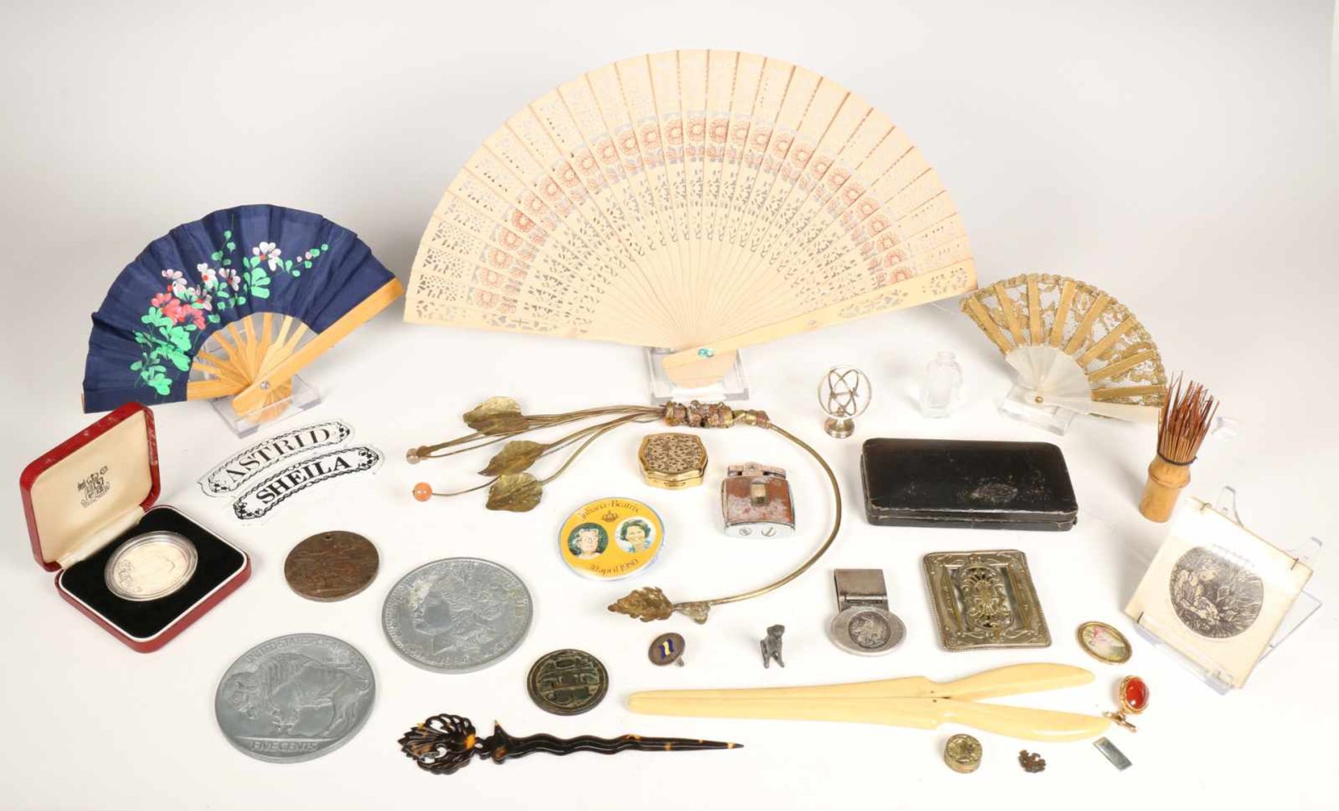 Diverse objects de vertu,w.o. waaiers, munten, passersetje en kralentas., Collectie Cserno, - Bild 3 aus 3